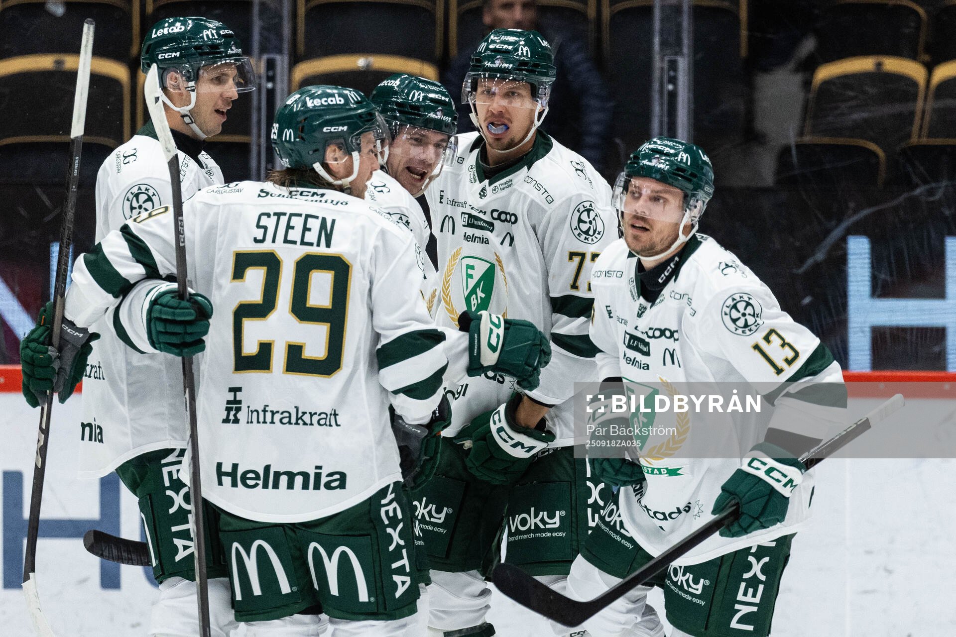 Färjestads Joel Kellman jublar med lagkamrater
