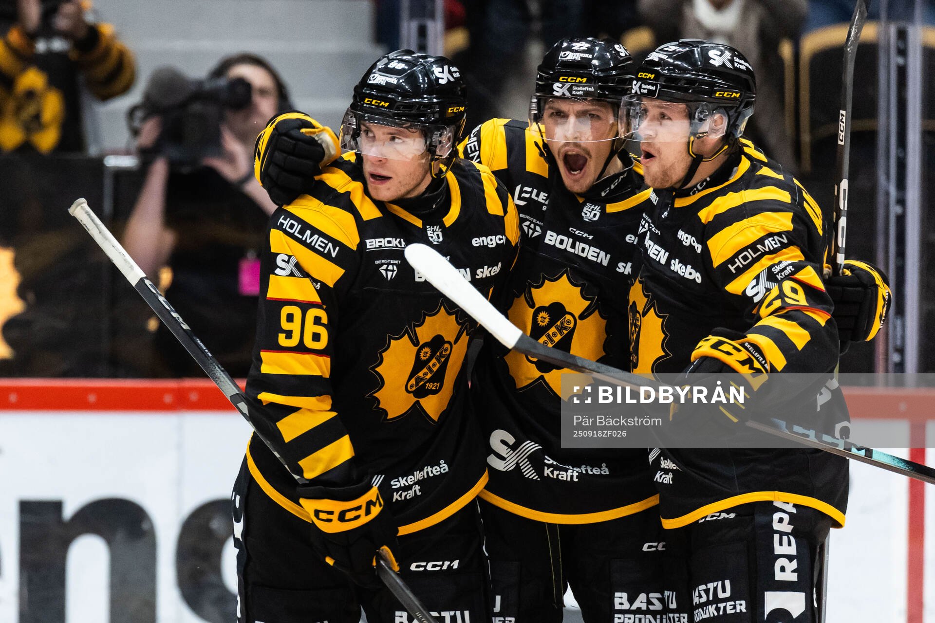 Skellefteås Jonathan Johnson jublar med Rickard Hugg och