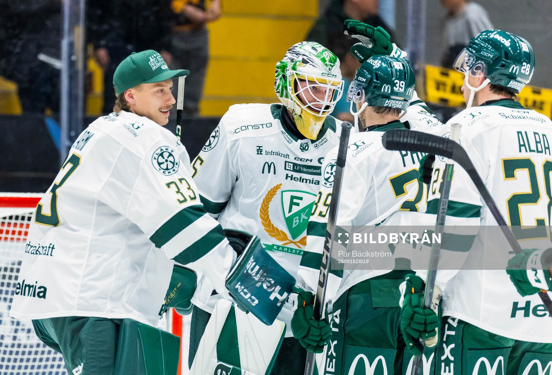 Färjestads målvakt Melker Thelin jublar med Emil Larmi,