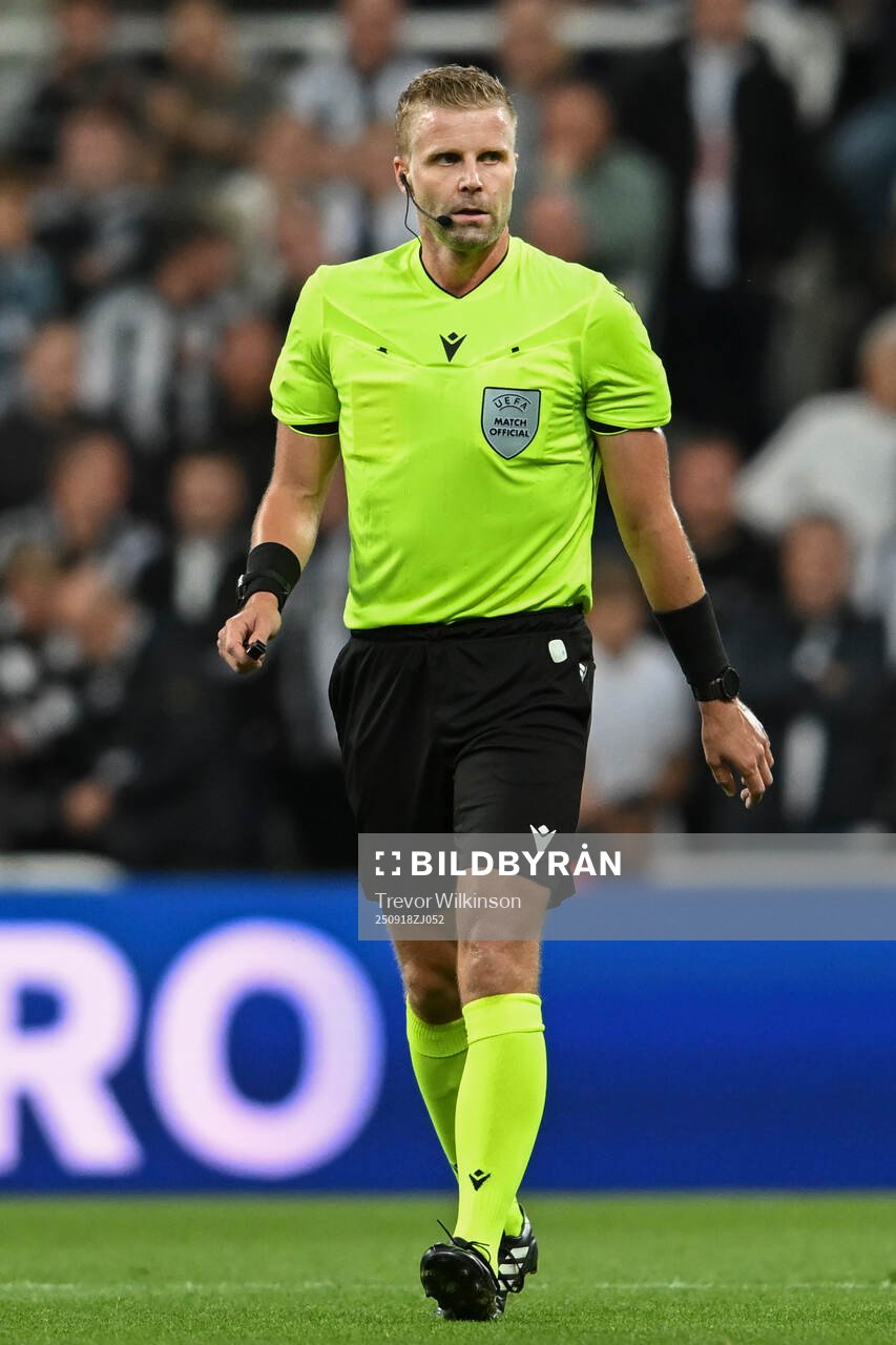 Referee Glenn Nyberg