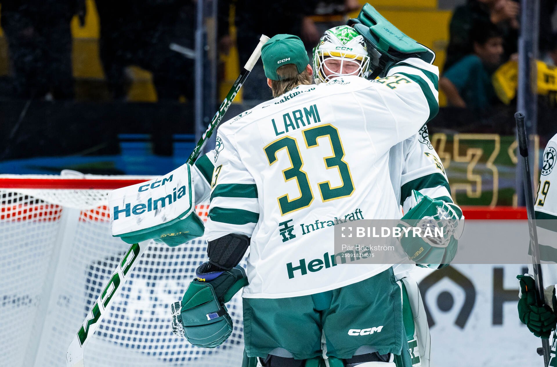 Färjestads målvakt Melker Thelin jublar med Emil Larmi