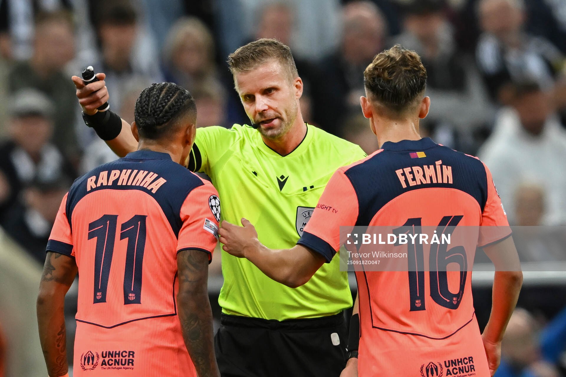 Referee Glenn Nyberg and Raphinha, Fermín López of