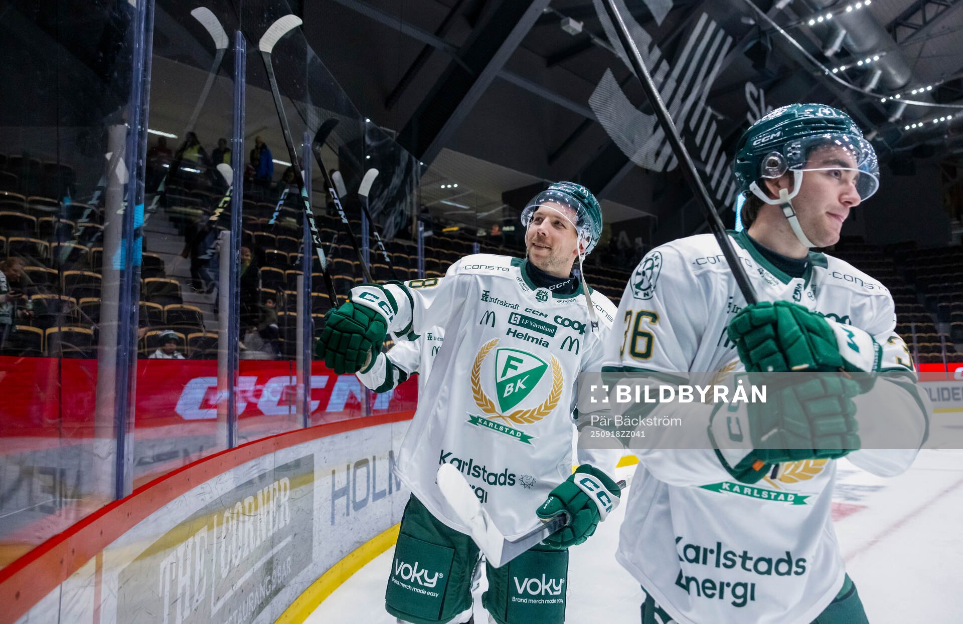 Färjestads Emil Alba och Wille Johansson jublar
