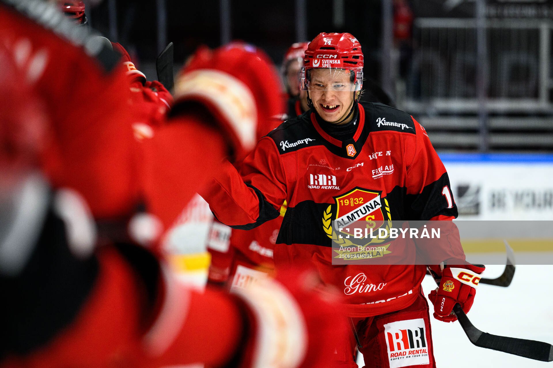 Almtunas Mikkel Øby-Olsen jublar