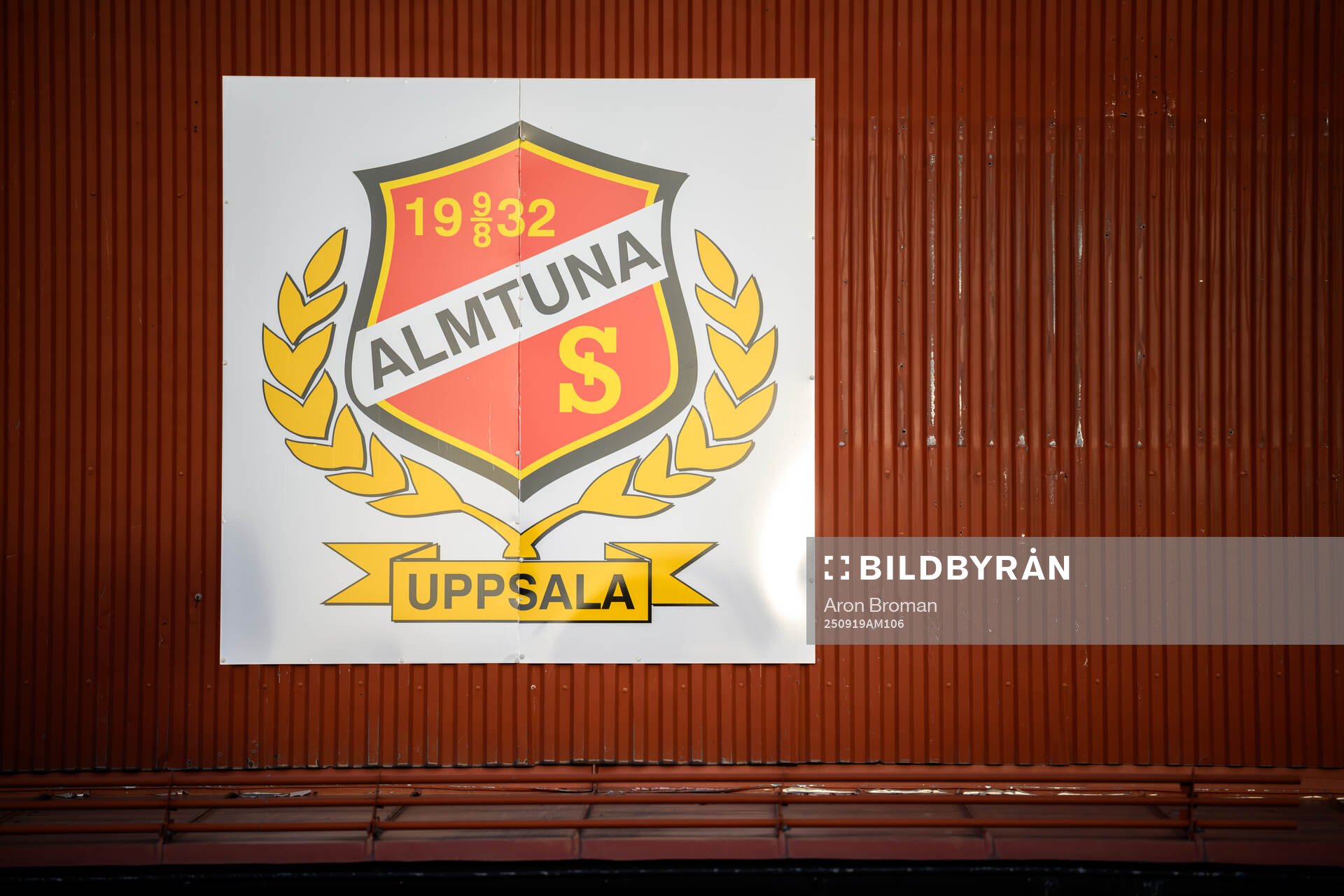 Almtunas logotyp på en vägg