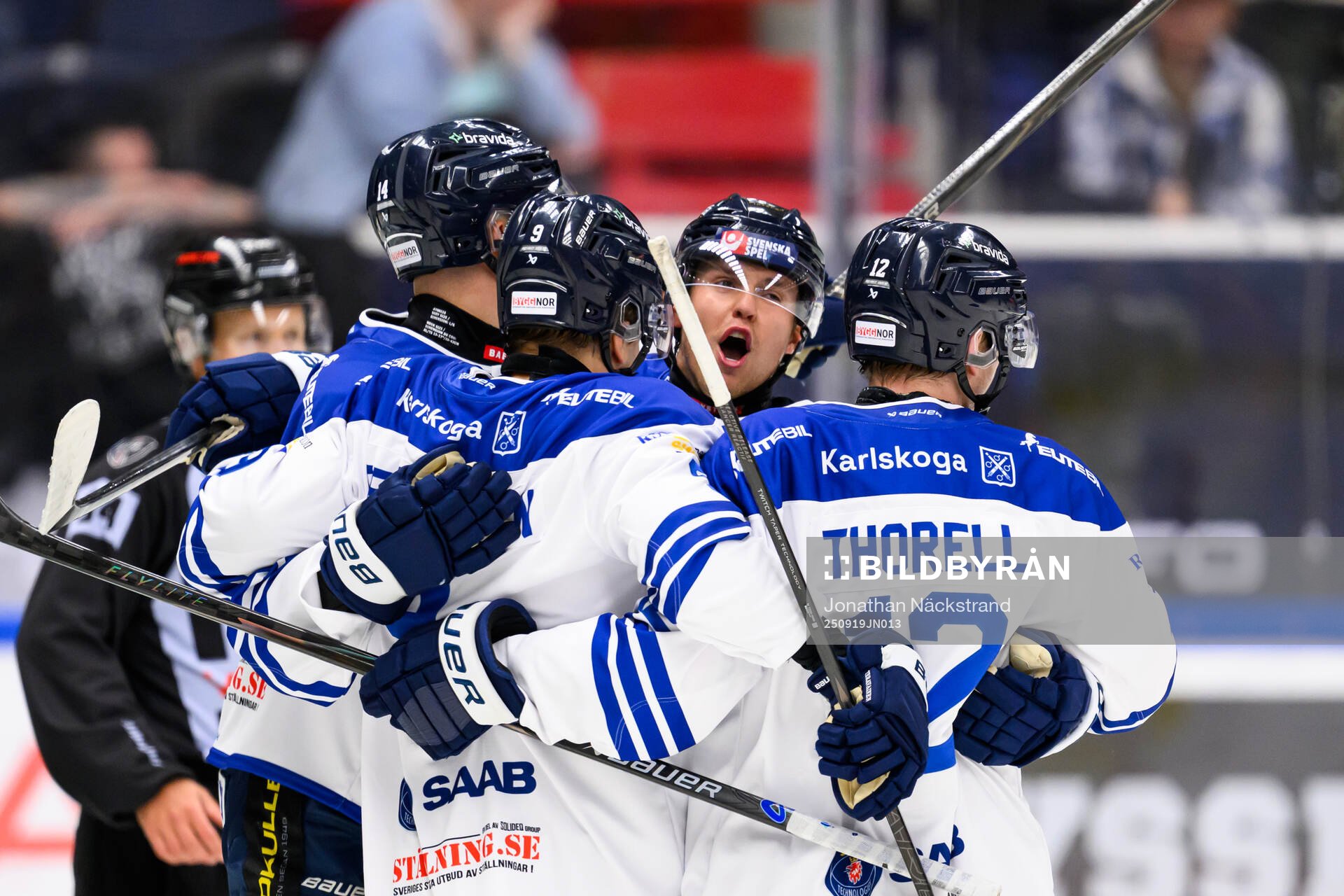 Karlskogas spelare jublar med Eero Teräväinen