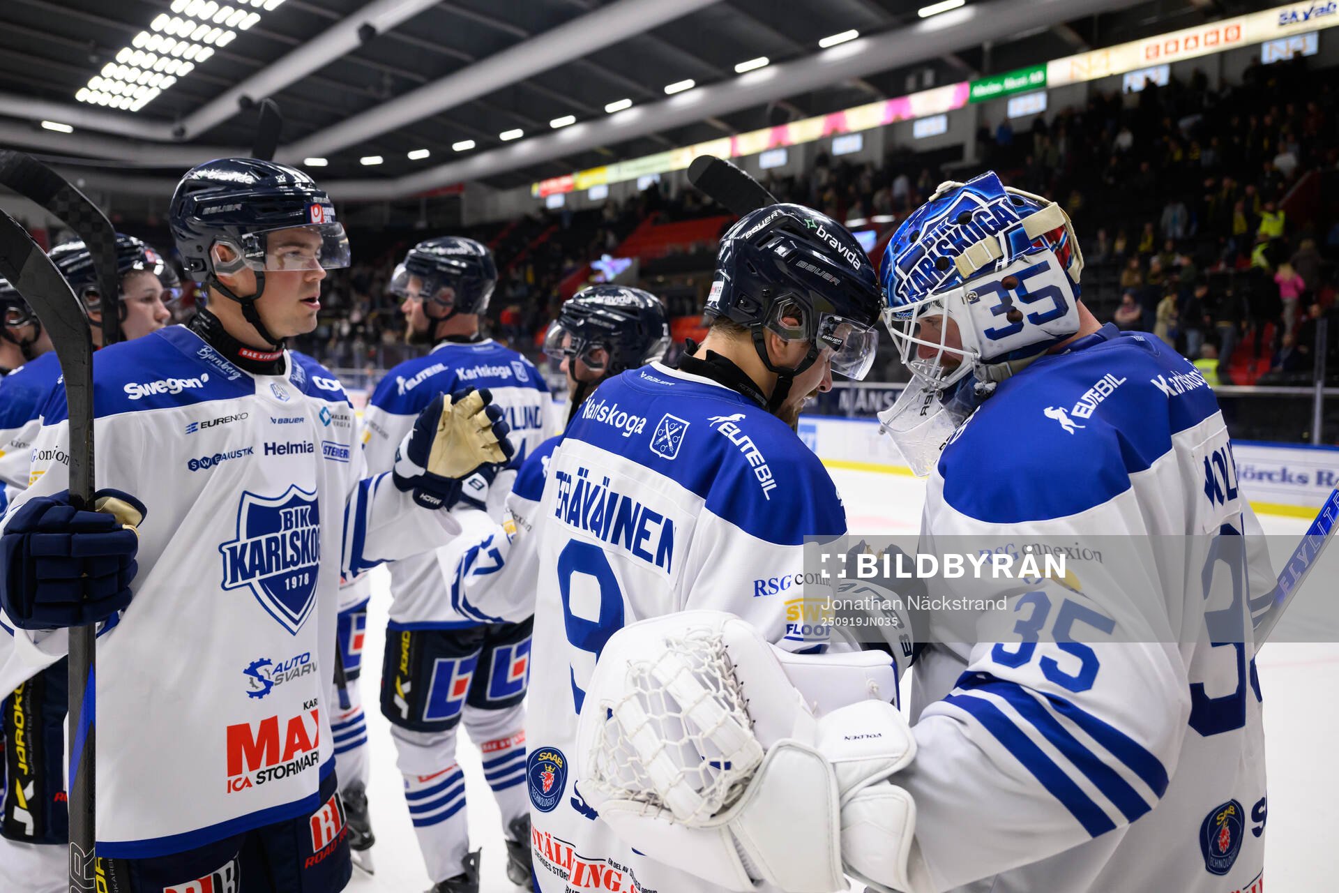 Karlskogas Eero Teräväinen och målvakt Lars Volden jublar
