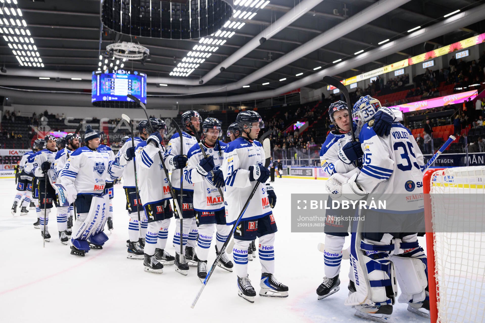 Karlskogas Leevi Viitala och målvakt Lars Volden jublar