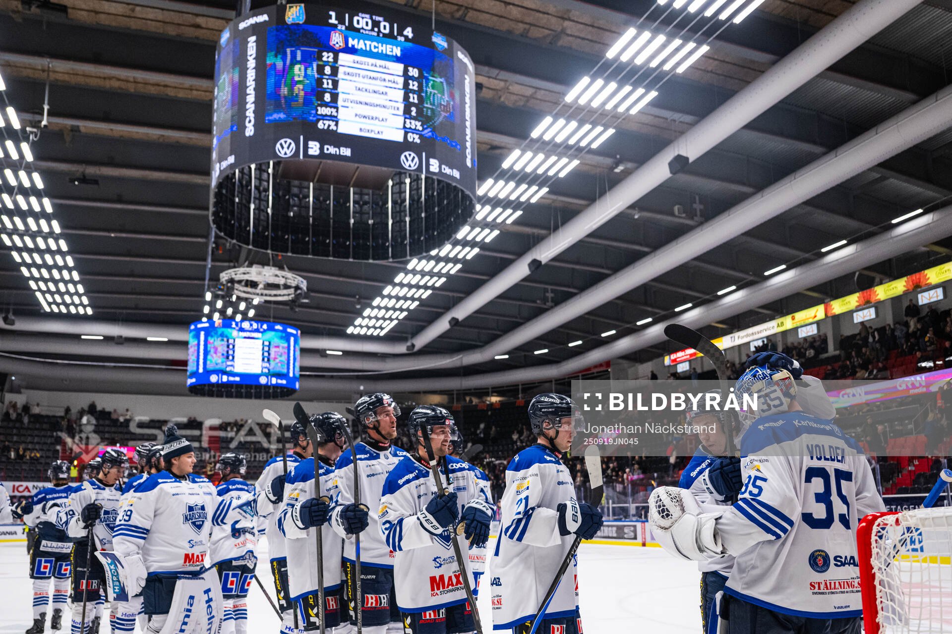 Karlskogas målvakt Lars Volden jublar med lagkamrater