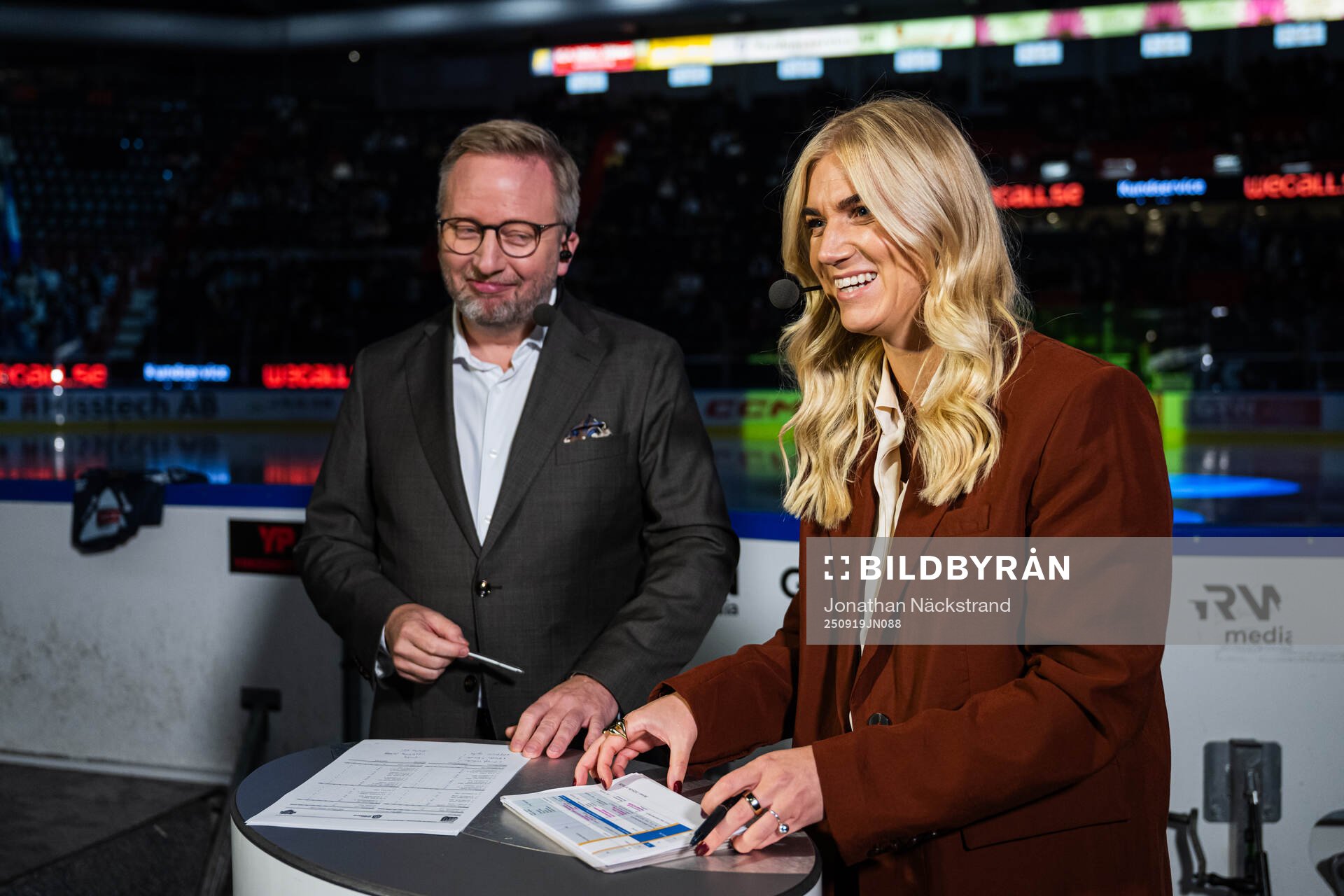 TV4s kommentatorer Fredrik Söderström och Kajsa Kalméus
