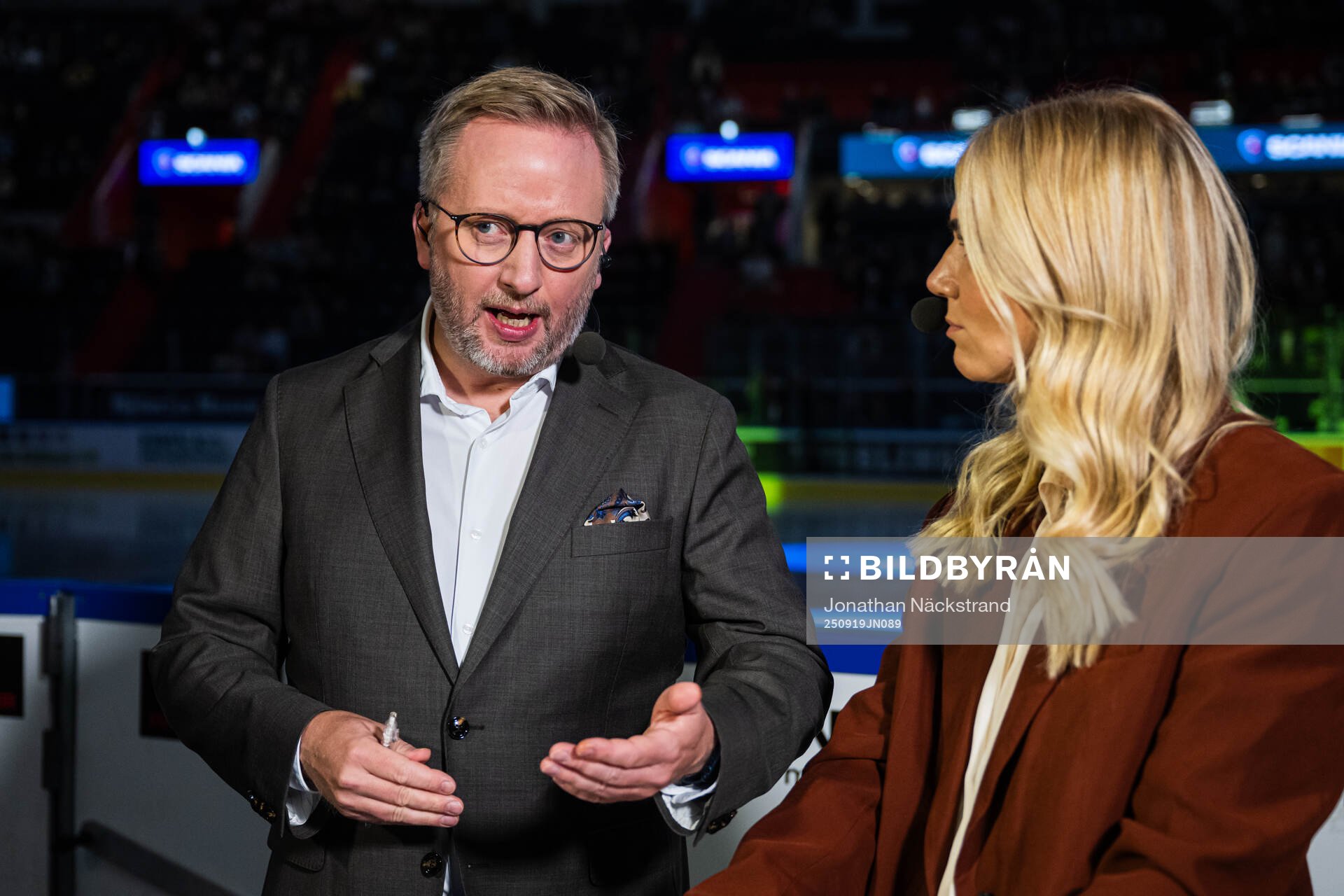 TV4s kommentatorer Fredrik Söderström och Kajsa Kalméus