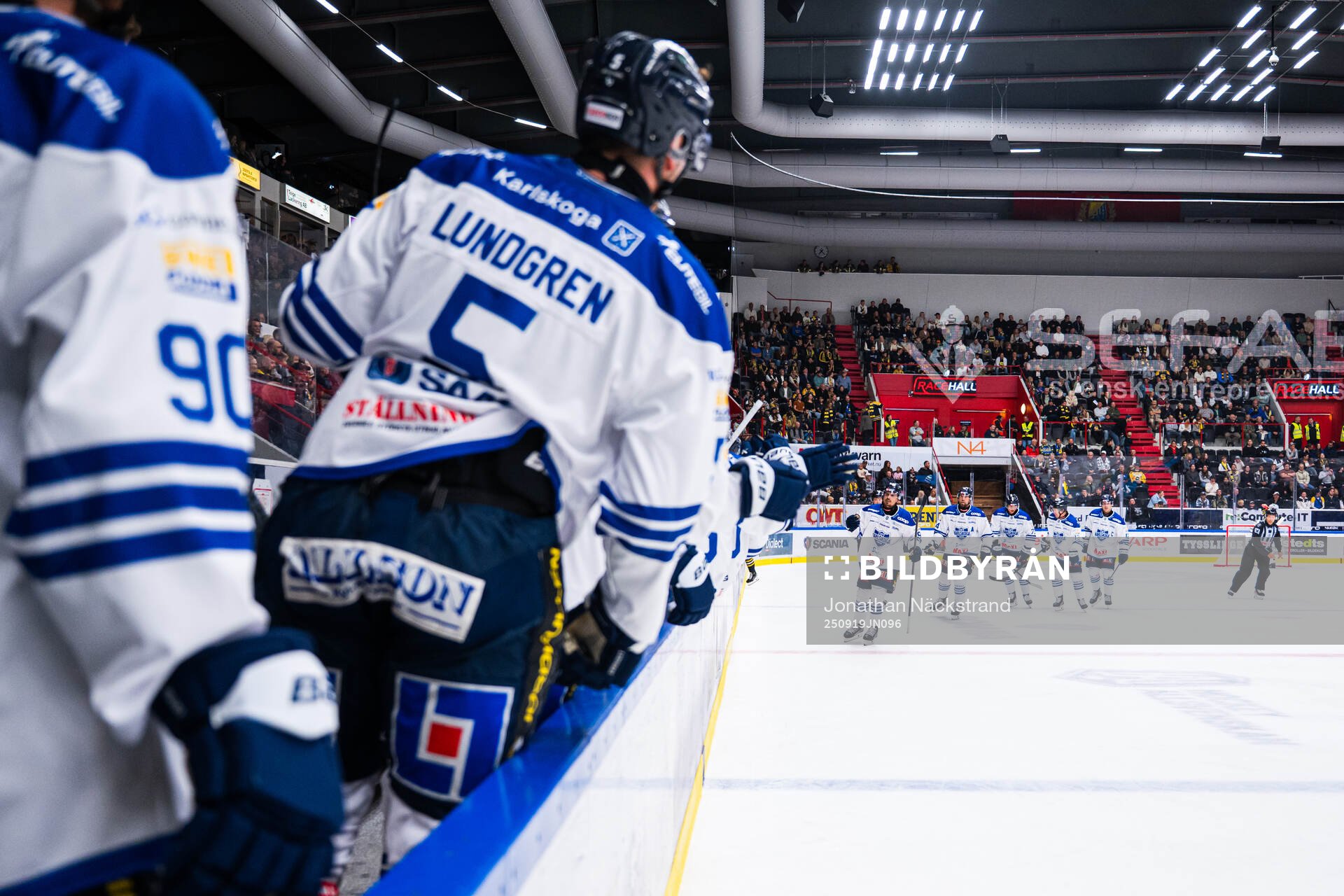 Karlskogas Eero Teräväinen jublar