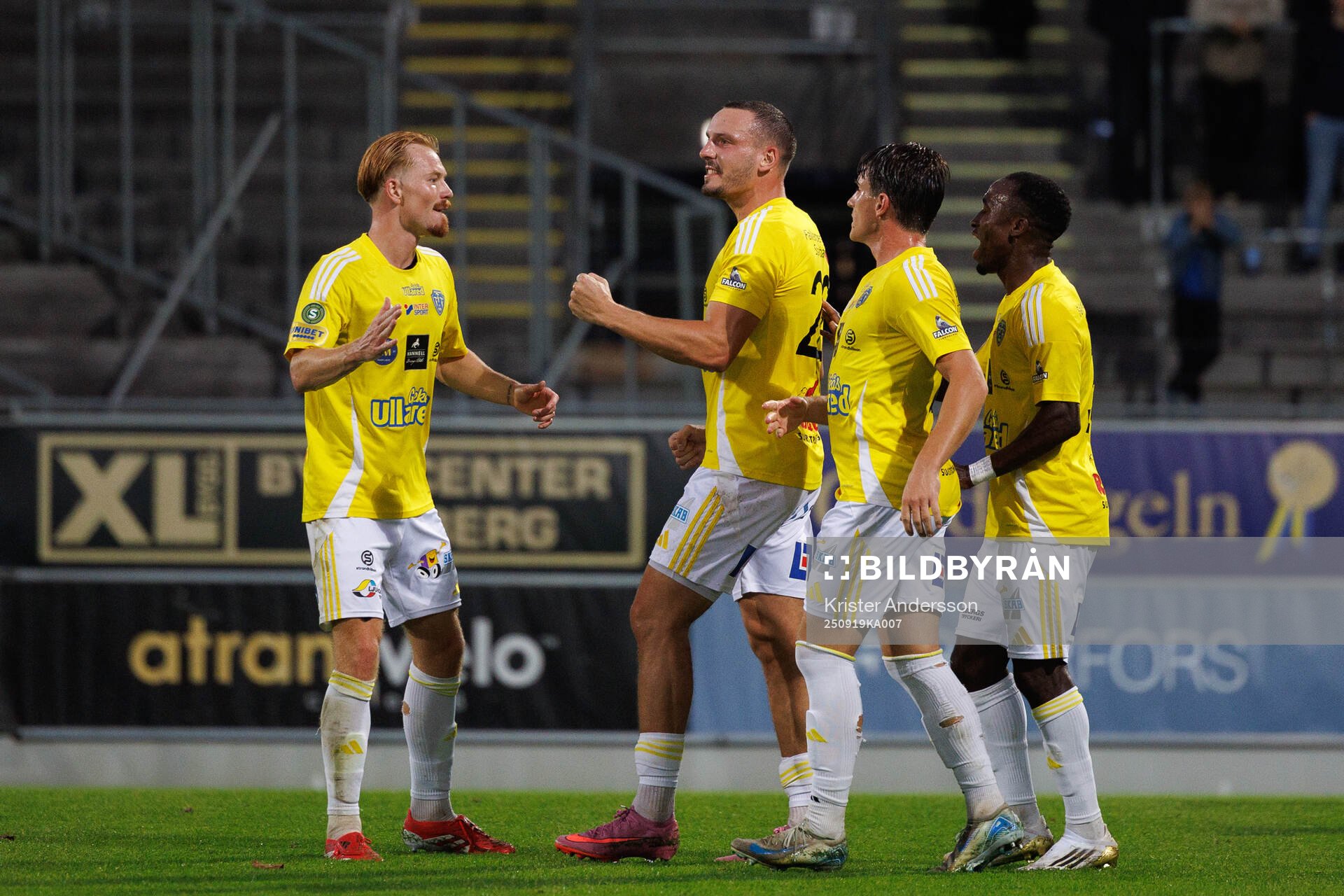 Falkenbergs Viktor Ekblom jublar