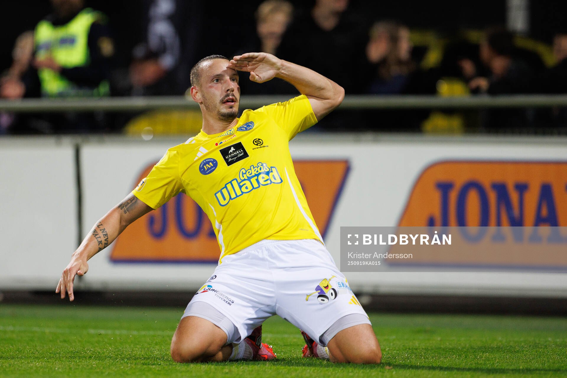 Falkenbergs Viktor Ekblom jublar