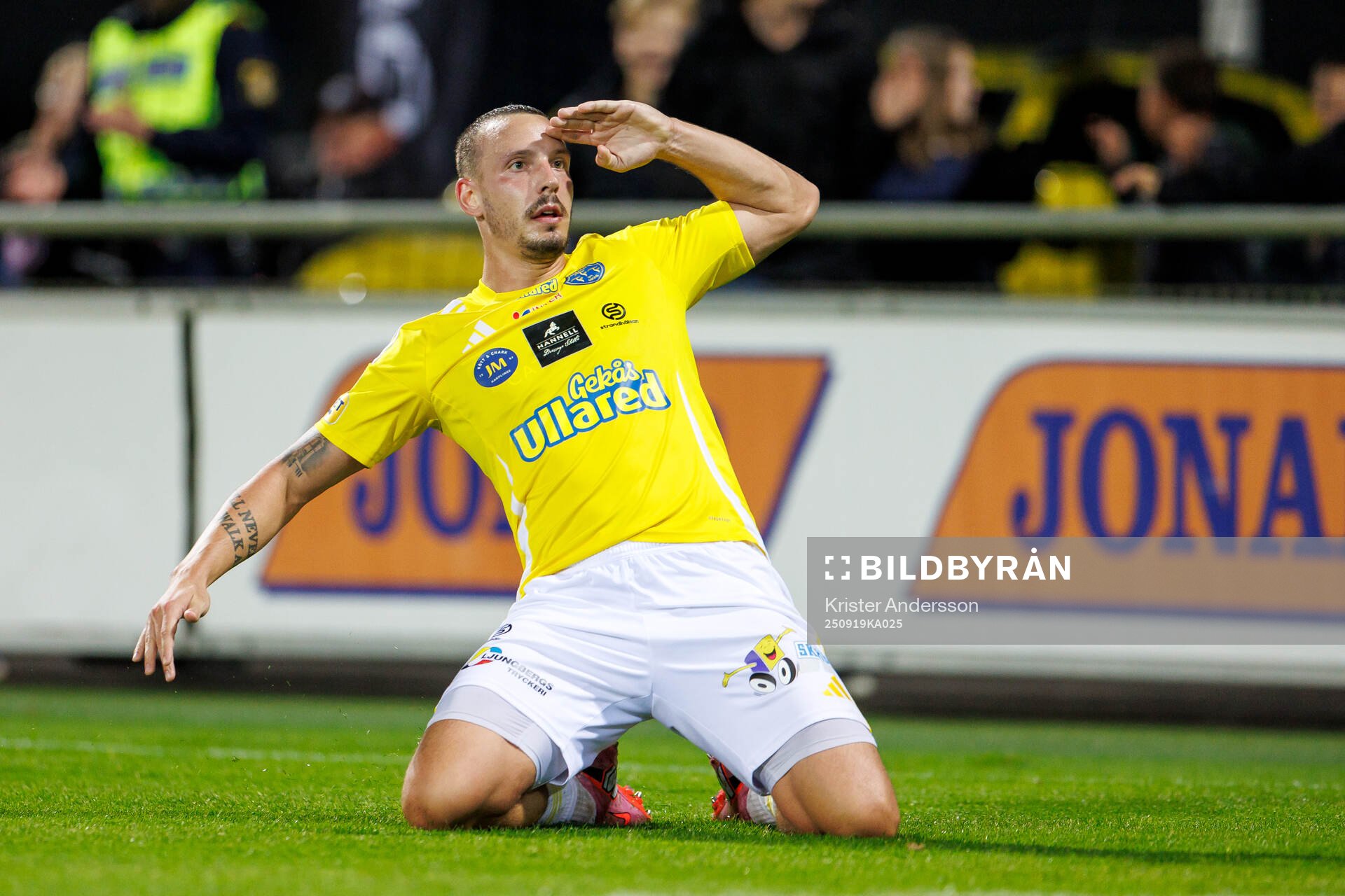 Falkenbergs Viktor Ekblom jublar