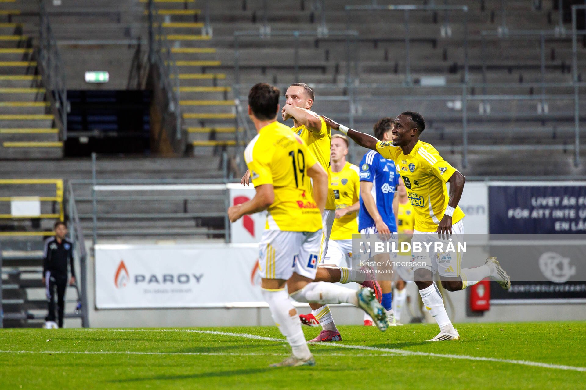 Falkenbergs Viktor Ekblom jublar med laget