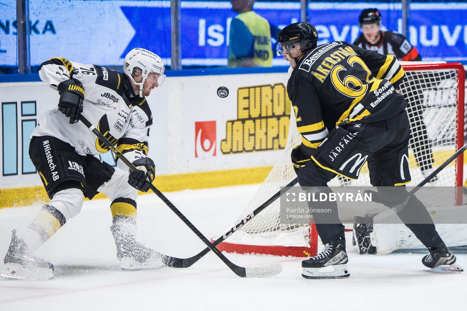 Västerås Oskar Kvist och AIKs Simon Åkerström