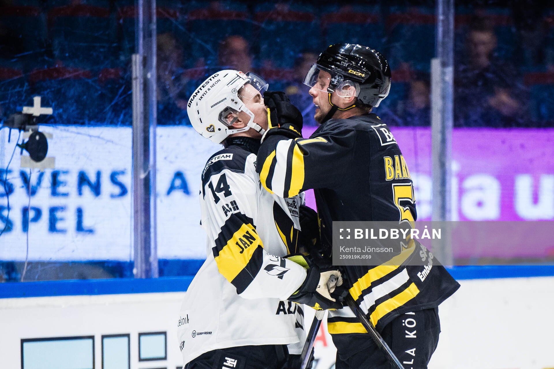Västerås Max Karlsson och AIKs Alfred Barklund