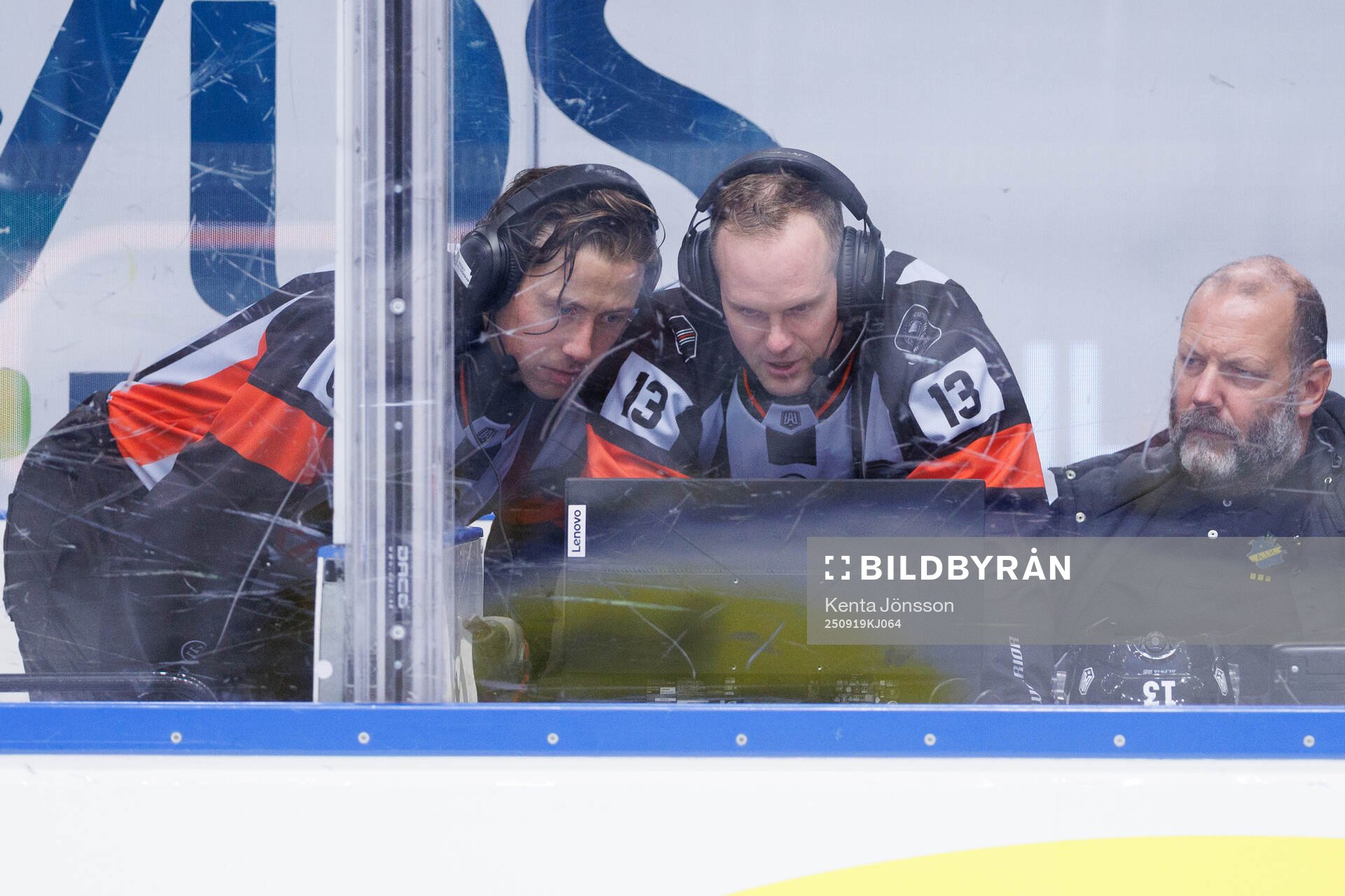 Domarna Robin Jacobsson och Stefan Lejonklo med en