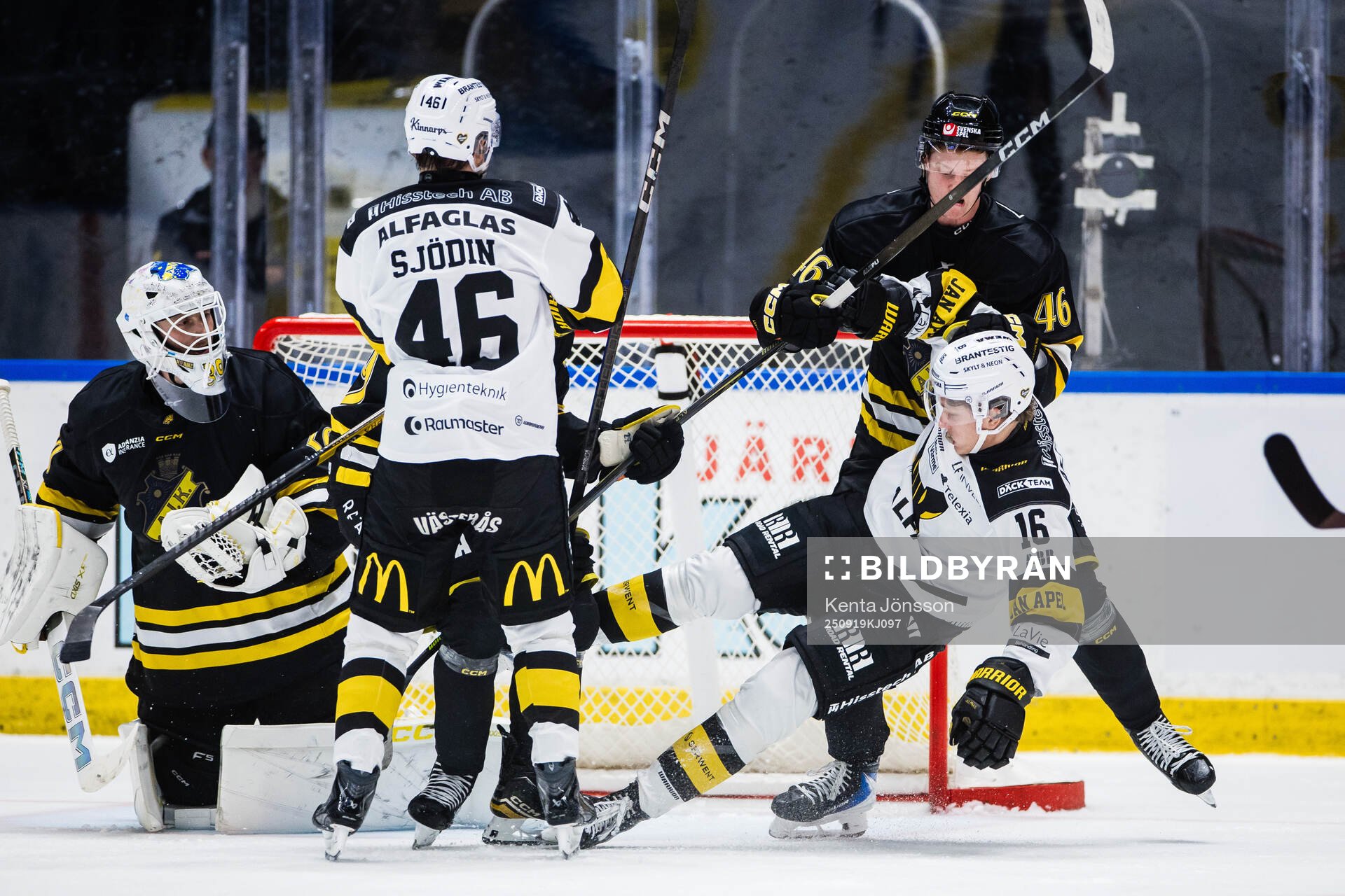 AIKs  Viggo Gustafsson och Västerås Victor Pantzare i ett