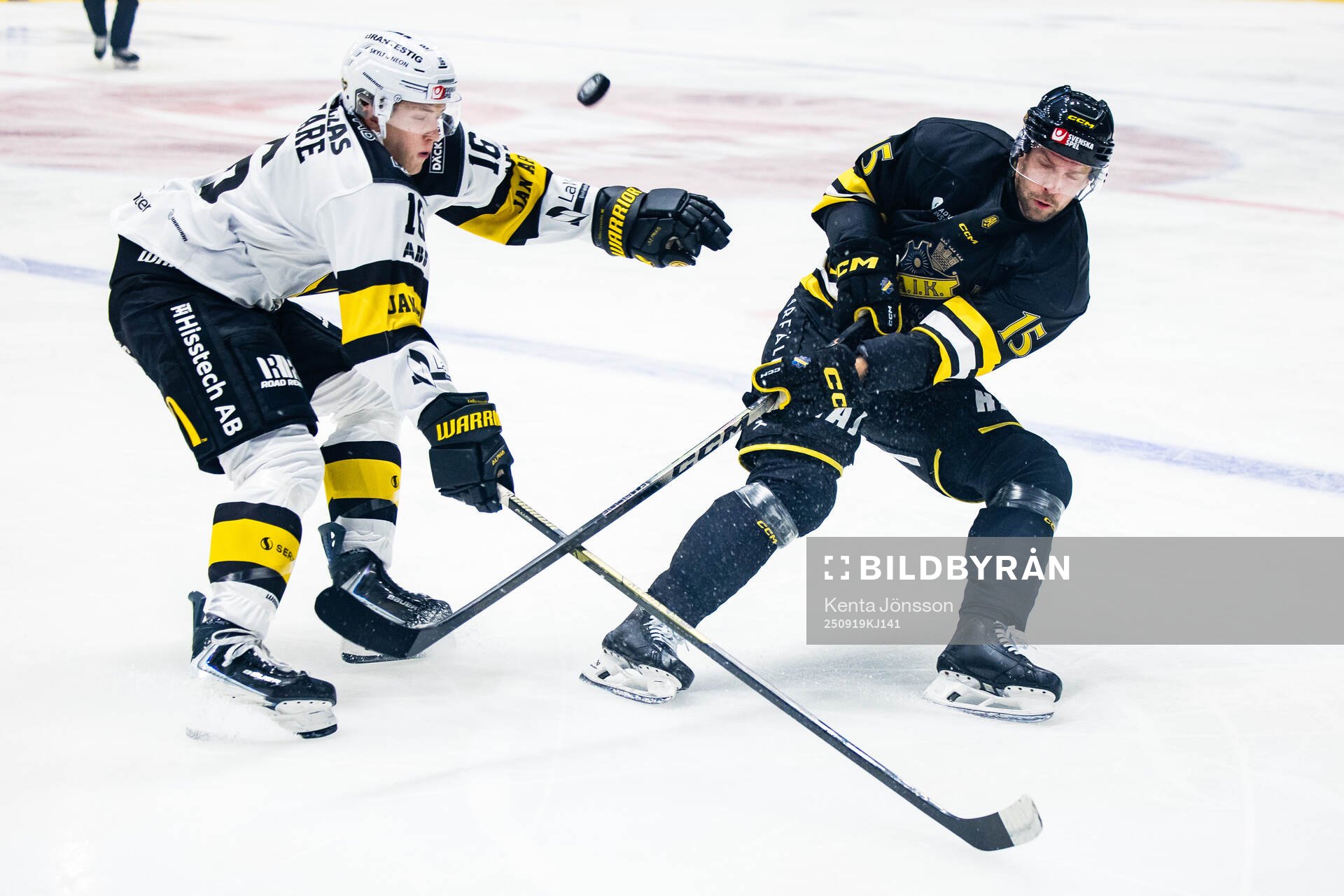 Västerås Victor Pantzare och AIKs Anders Grönlund