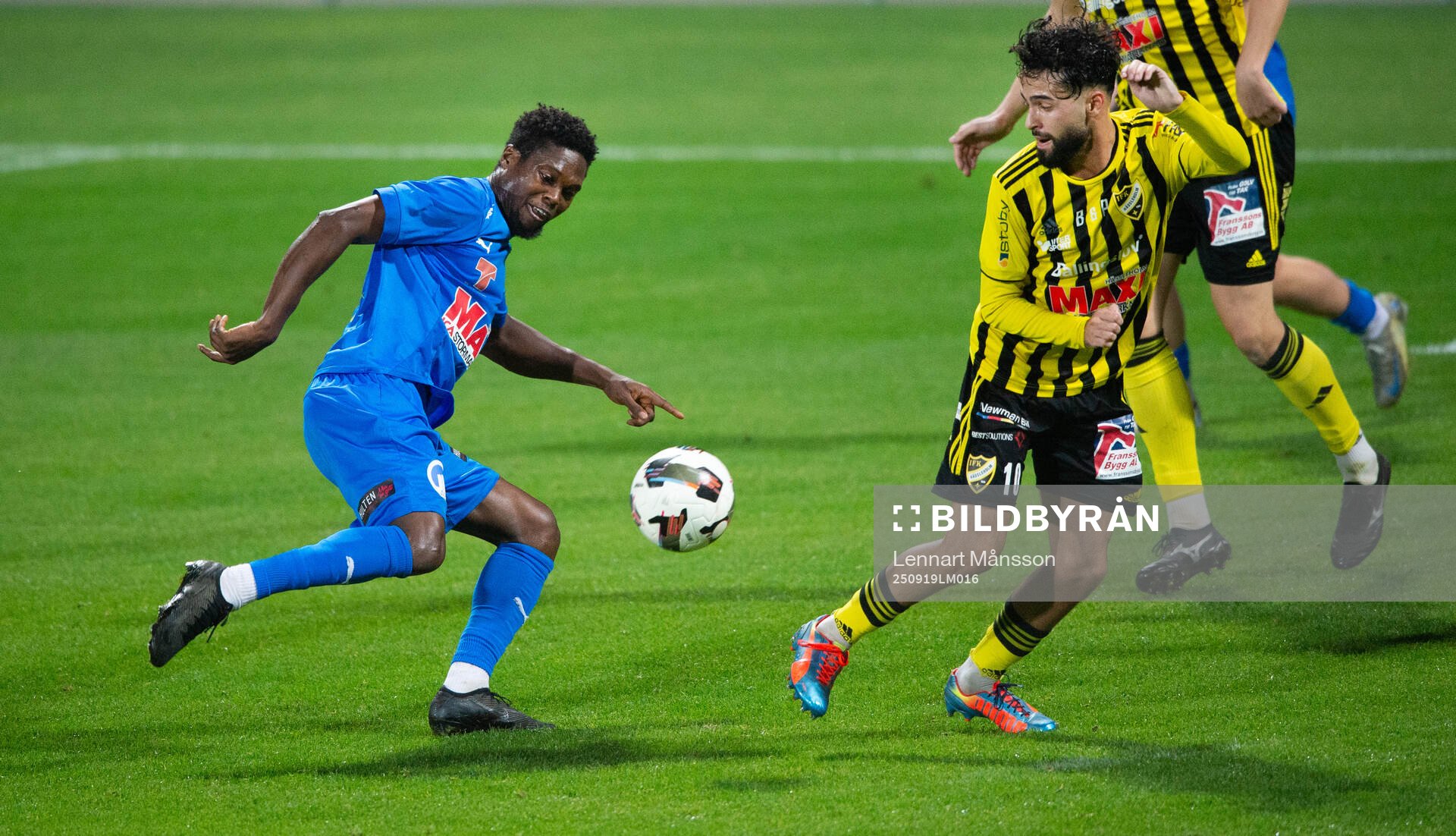 En Nosaby-spelare fintar IFK Hässleholms Rahel Nader i