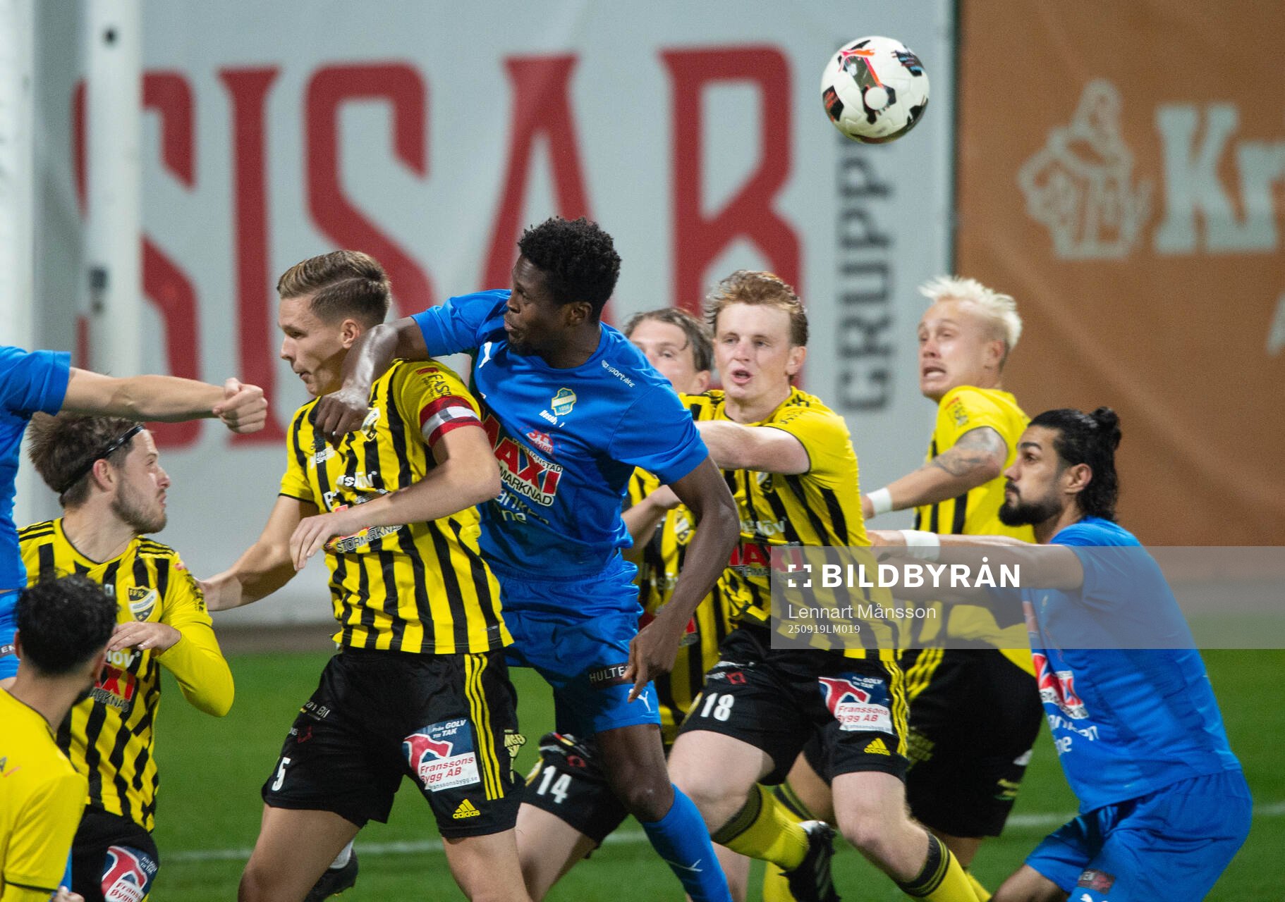IFK Hässleholms Axel Henriksson får inkassera en armbåge