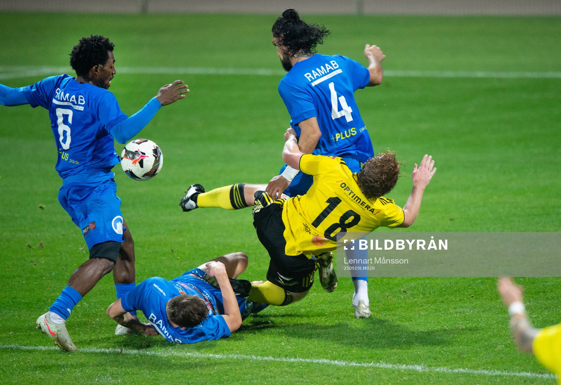 Tre Nosaby-spelasre får IFK Hässleholms Sam Hegdal på