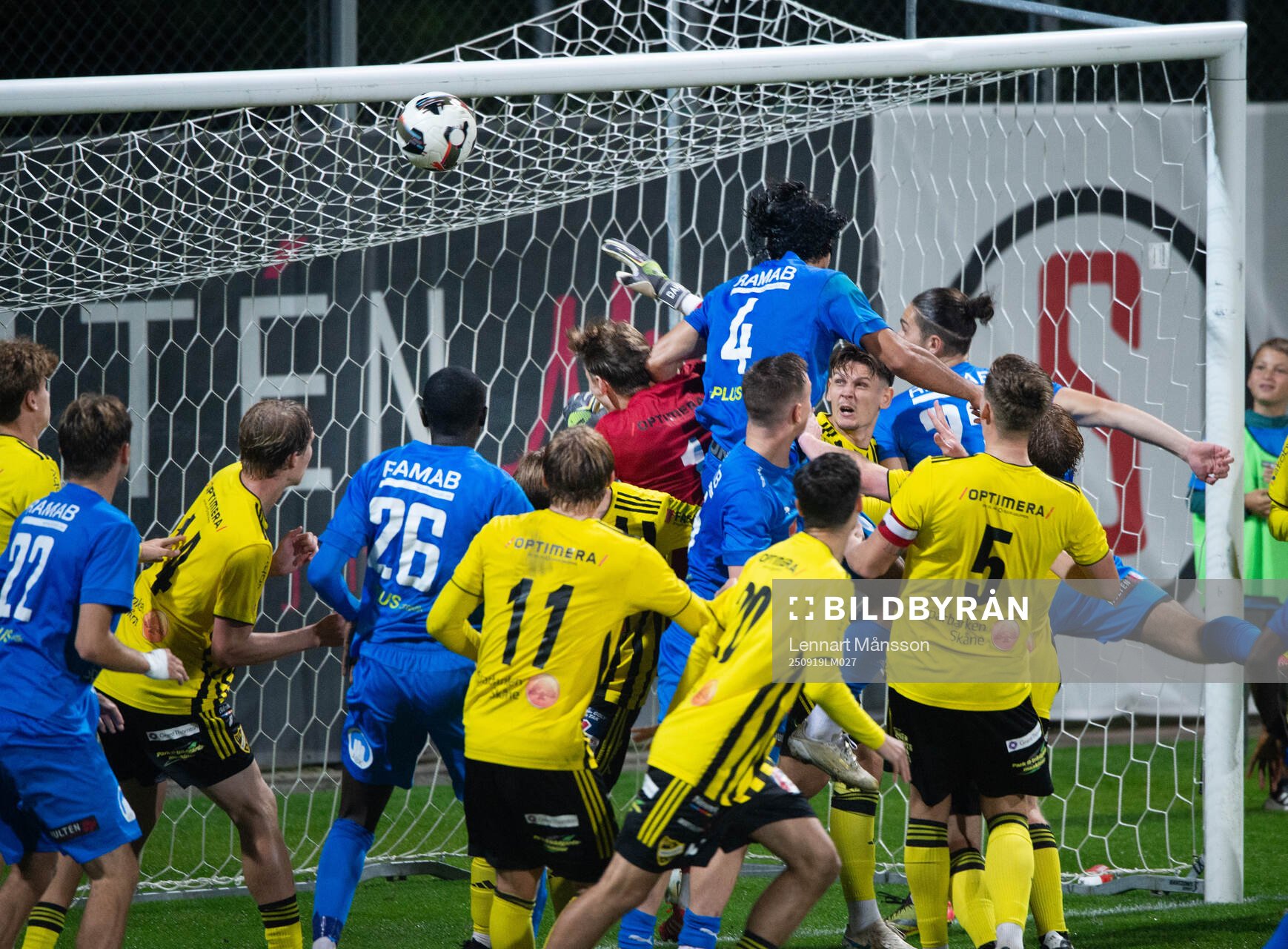 Nosabys Ameer Naji nickar mot mål i matchen i div. 2