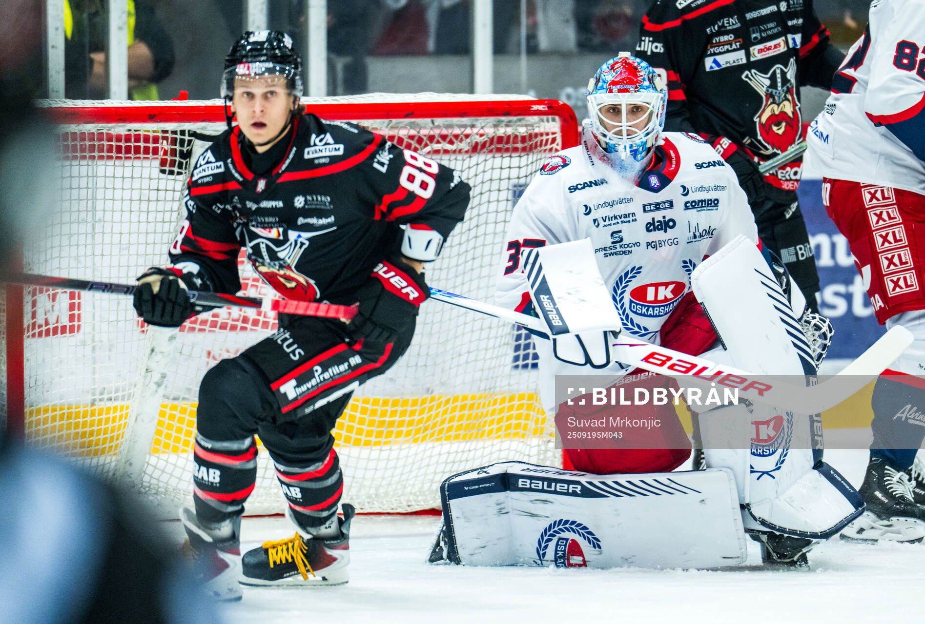 Nybros Tim Lindfors och Oskarshamns målvakt Emil Vuorio