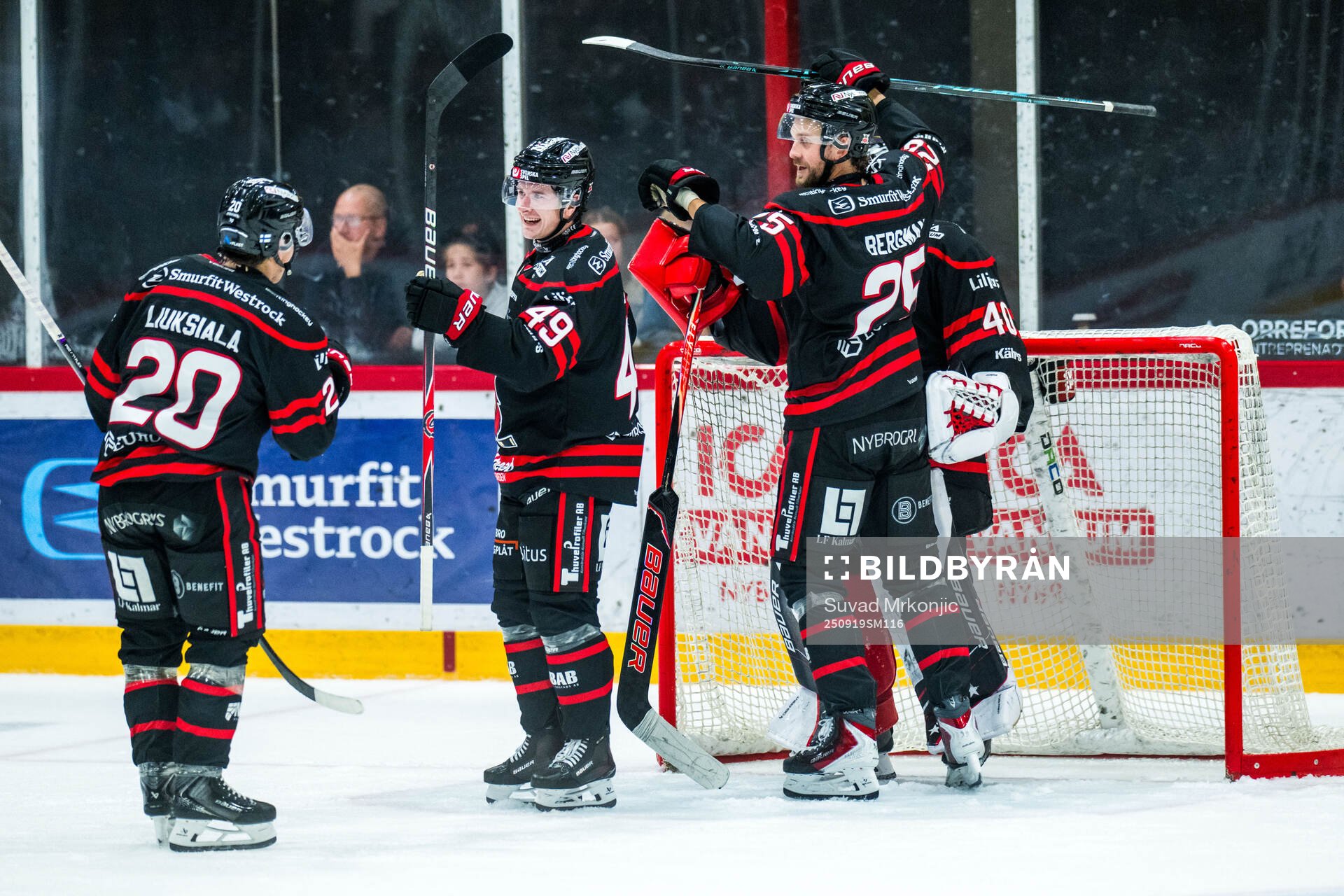 Nybros Juho Liuksiala, Kalle Holm och Marcus Bergman jublar