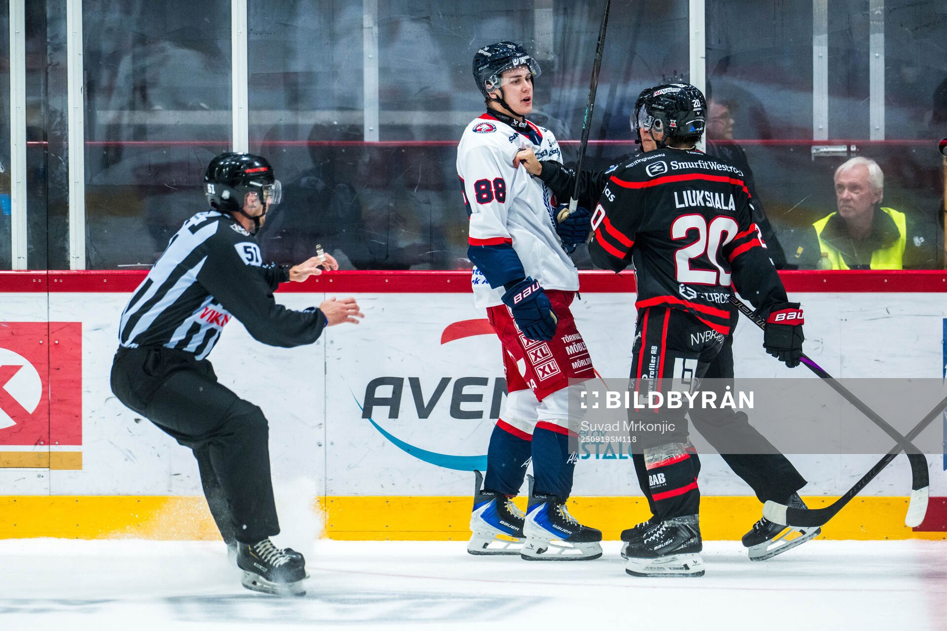 Oskarshamns Herman Träff och Nybros Juho Liuksiala bråkar