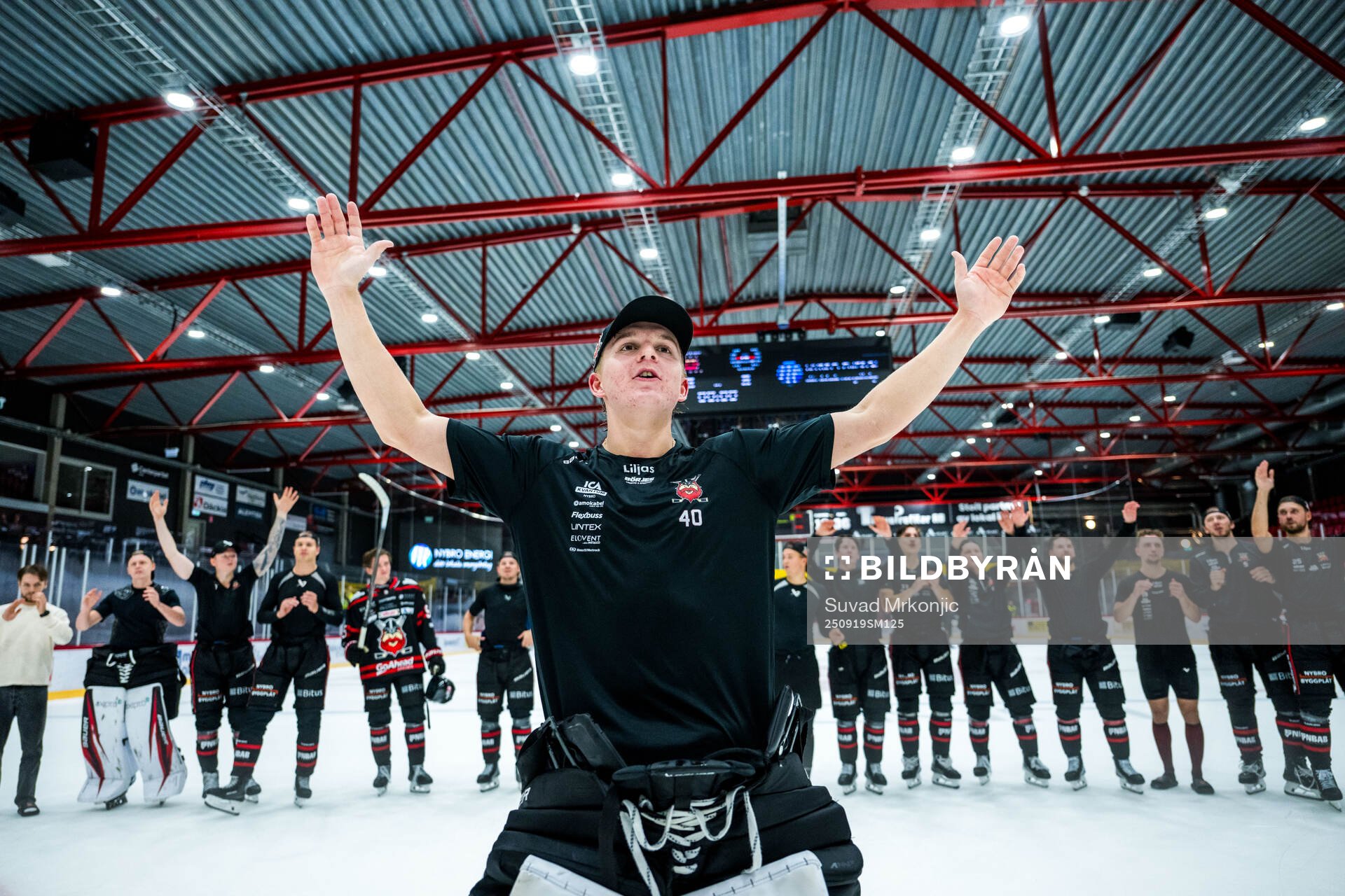 Nybros målvakt Oskar Blomgren jublar