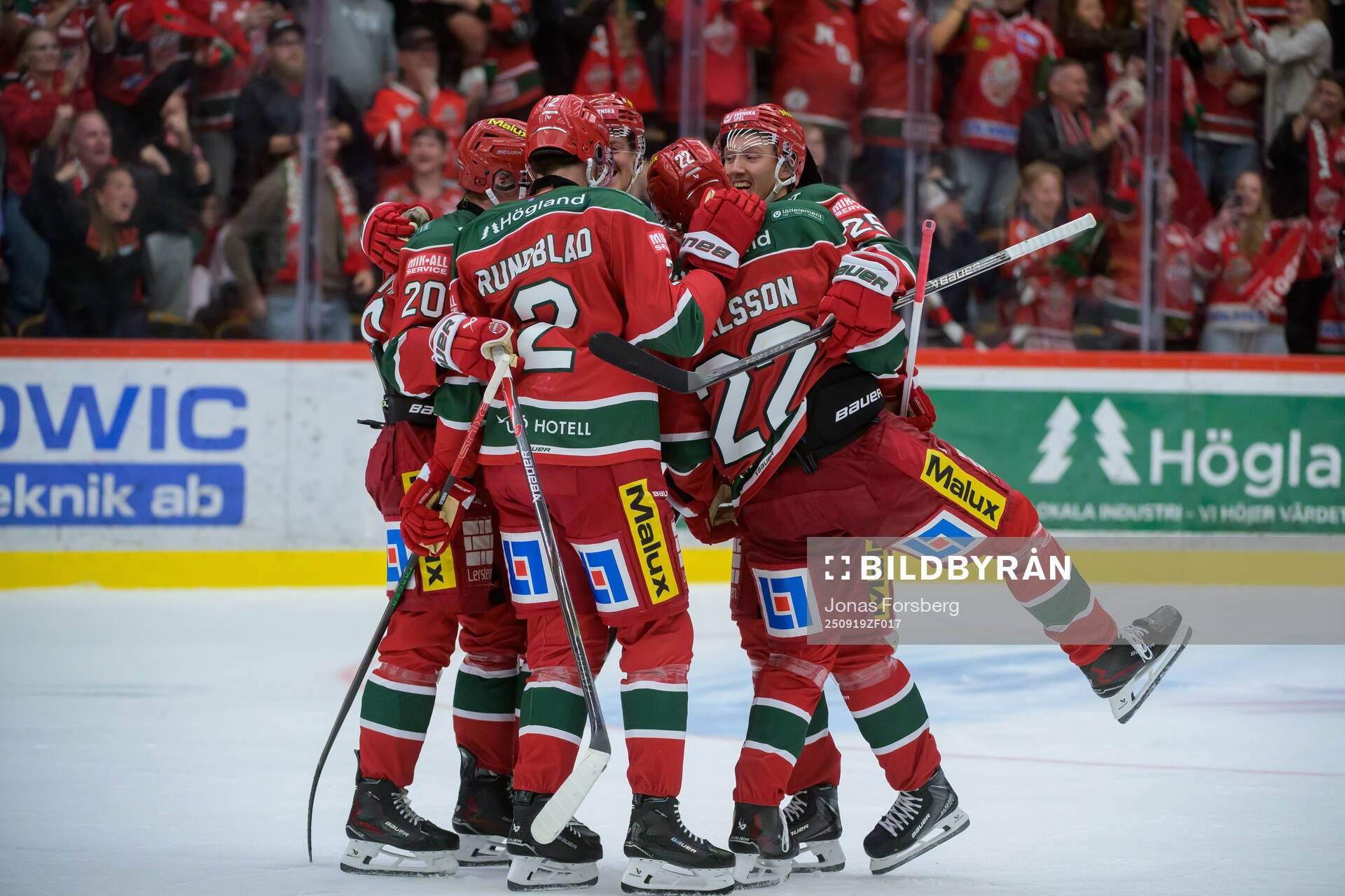 Modos spelare jublar med Milton Gästrin