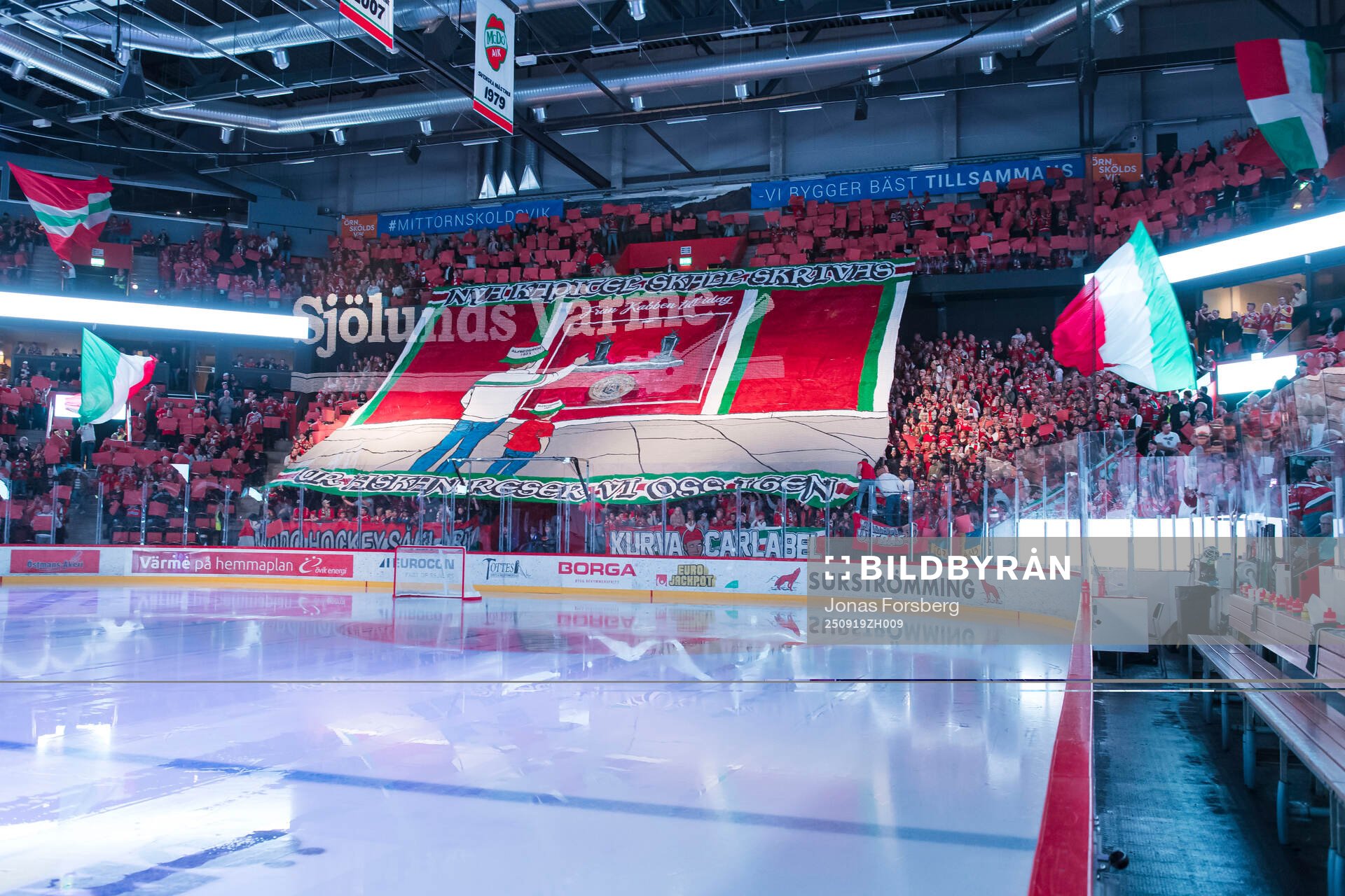 Modos supporter kör tifo innan ishockeymatchen i