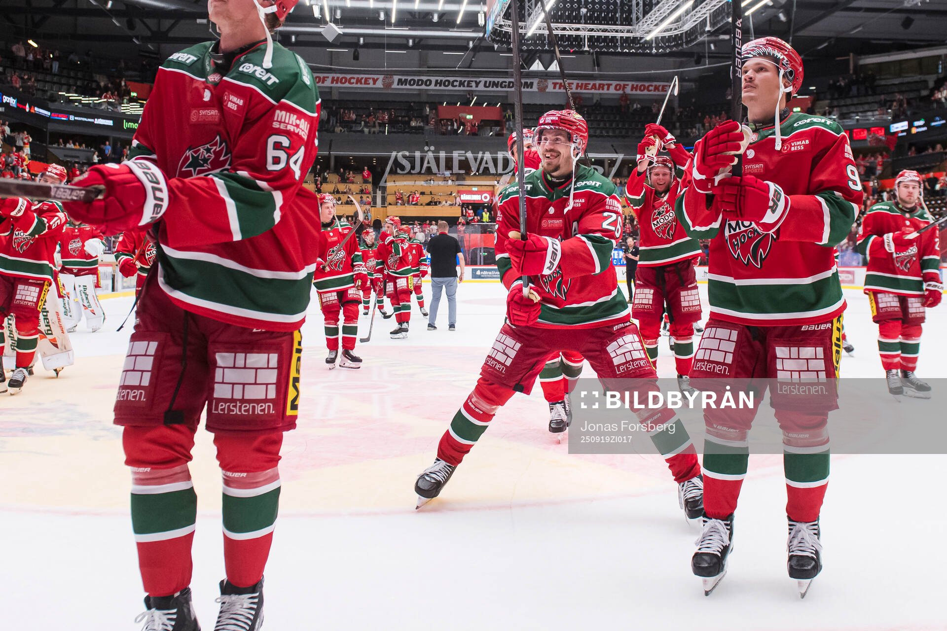 Modos Emil Larsson jublar