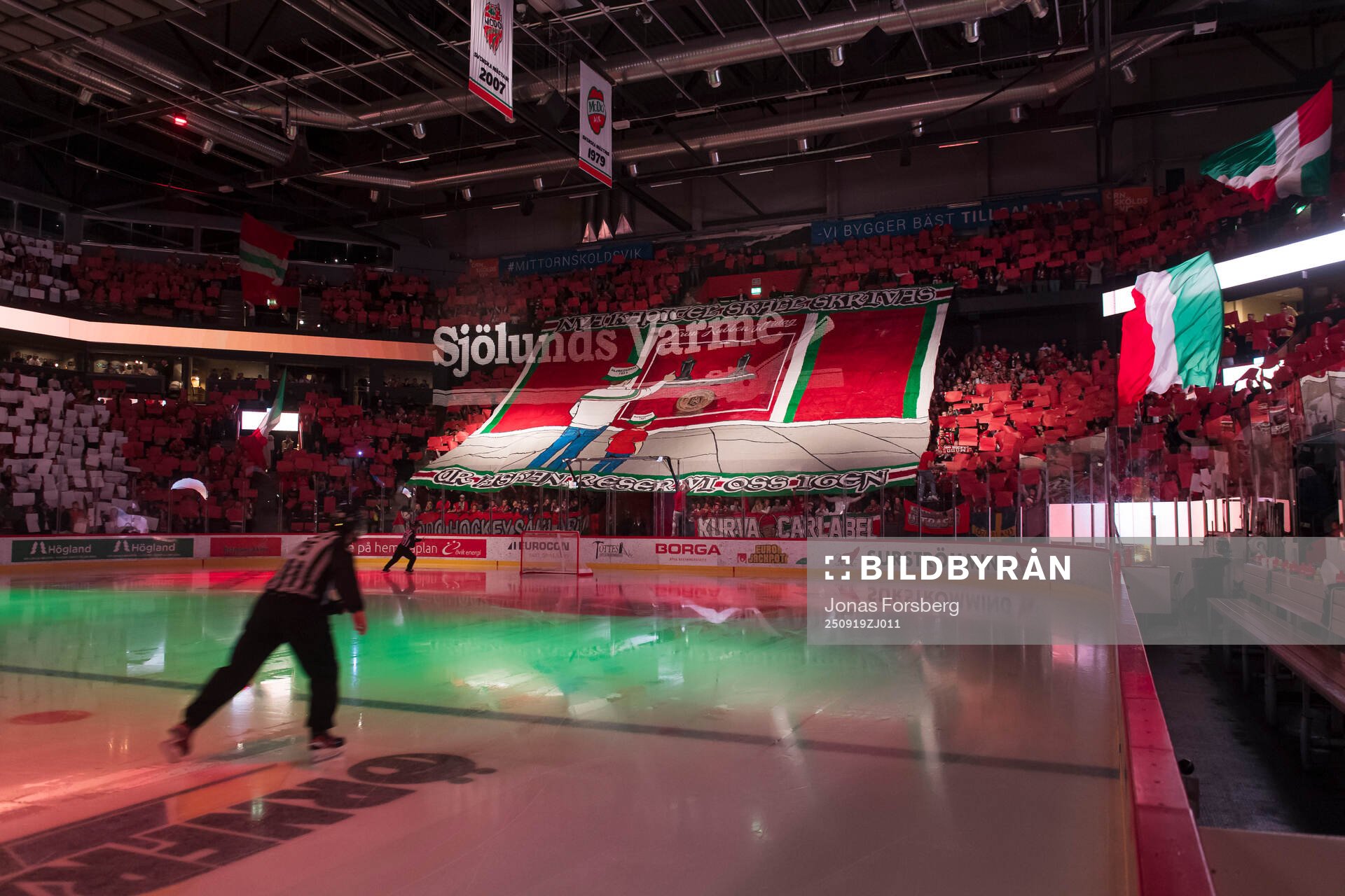 Modos suppotrar kör tifo innan ishockeymatchen i