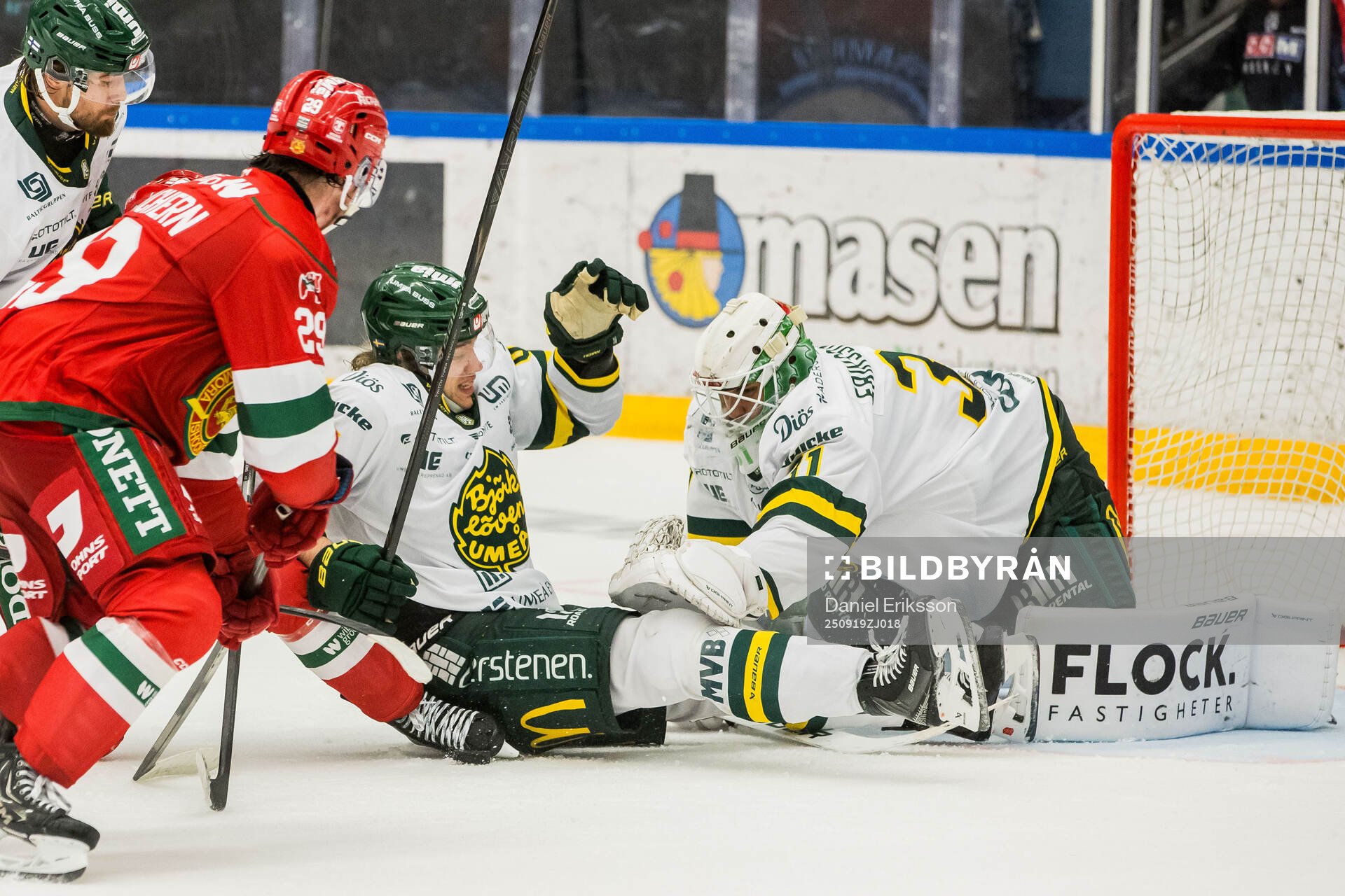 Björklövens Anton Malmström och målvakt Olle Eriksson Ek