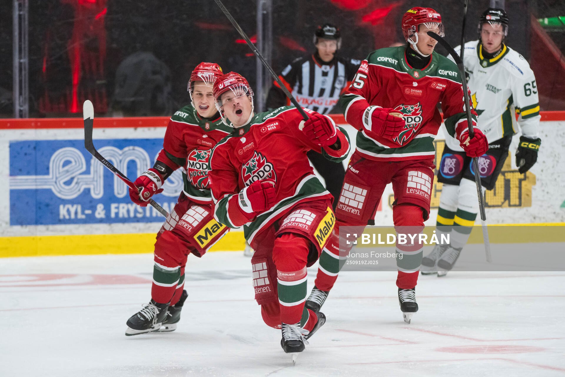 Modos Linus Andersson jublar