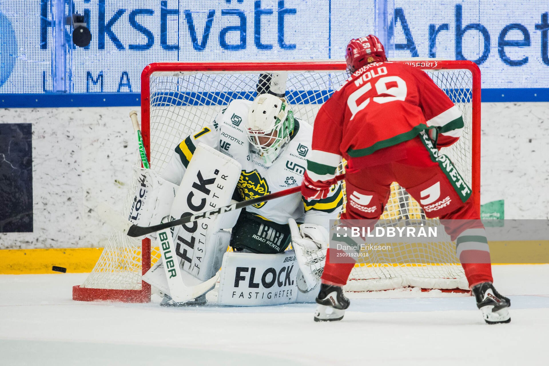 Björklövens målvakt Olle Eriksson Ek och Moras Sander