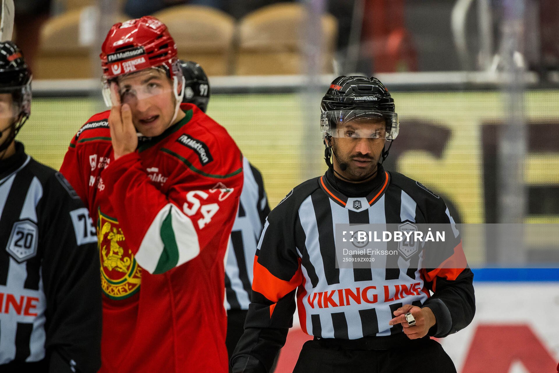 Moras Oskar Lindgren och Domare Fredrik Rönnberg
