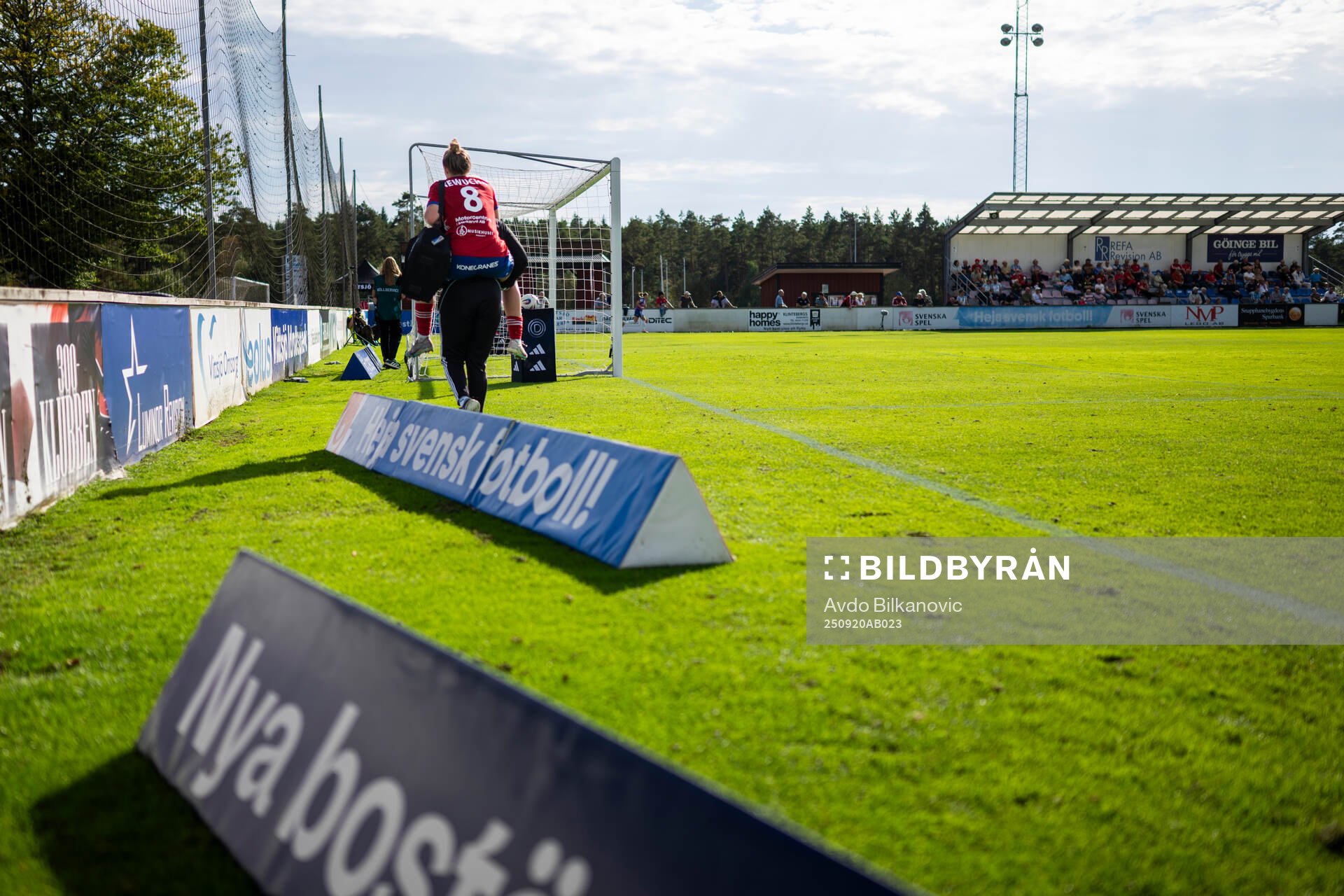 Vittsjös Sofie Rewucha bärs ut på ryggen av team manager