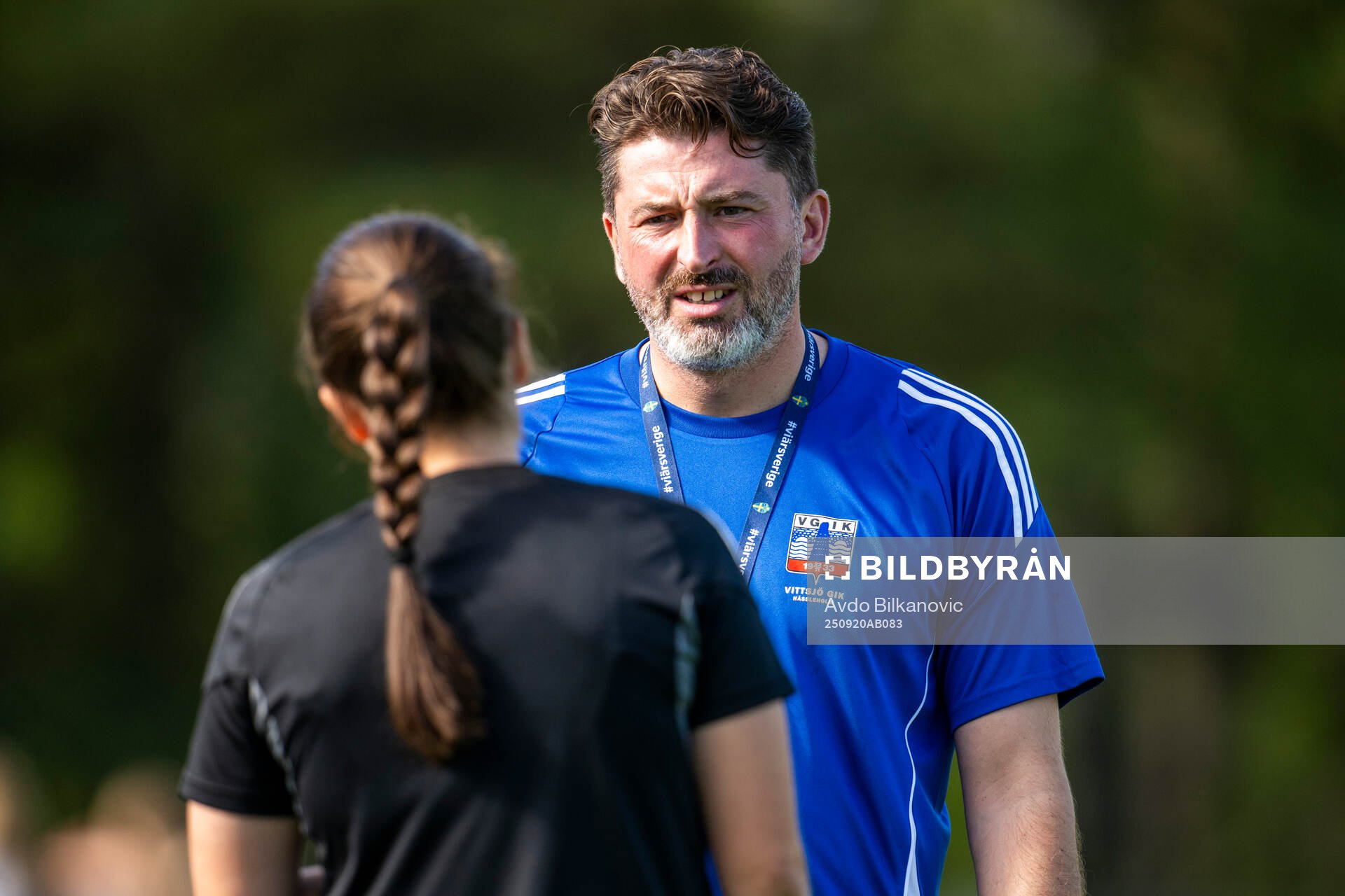 Domare Ulrica Löv och Vittsjös tränare Mladen Blagojevic