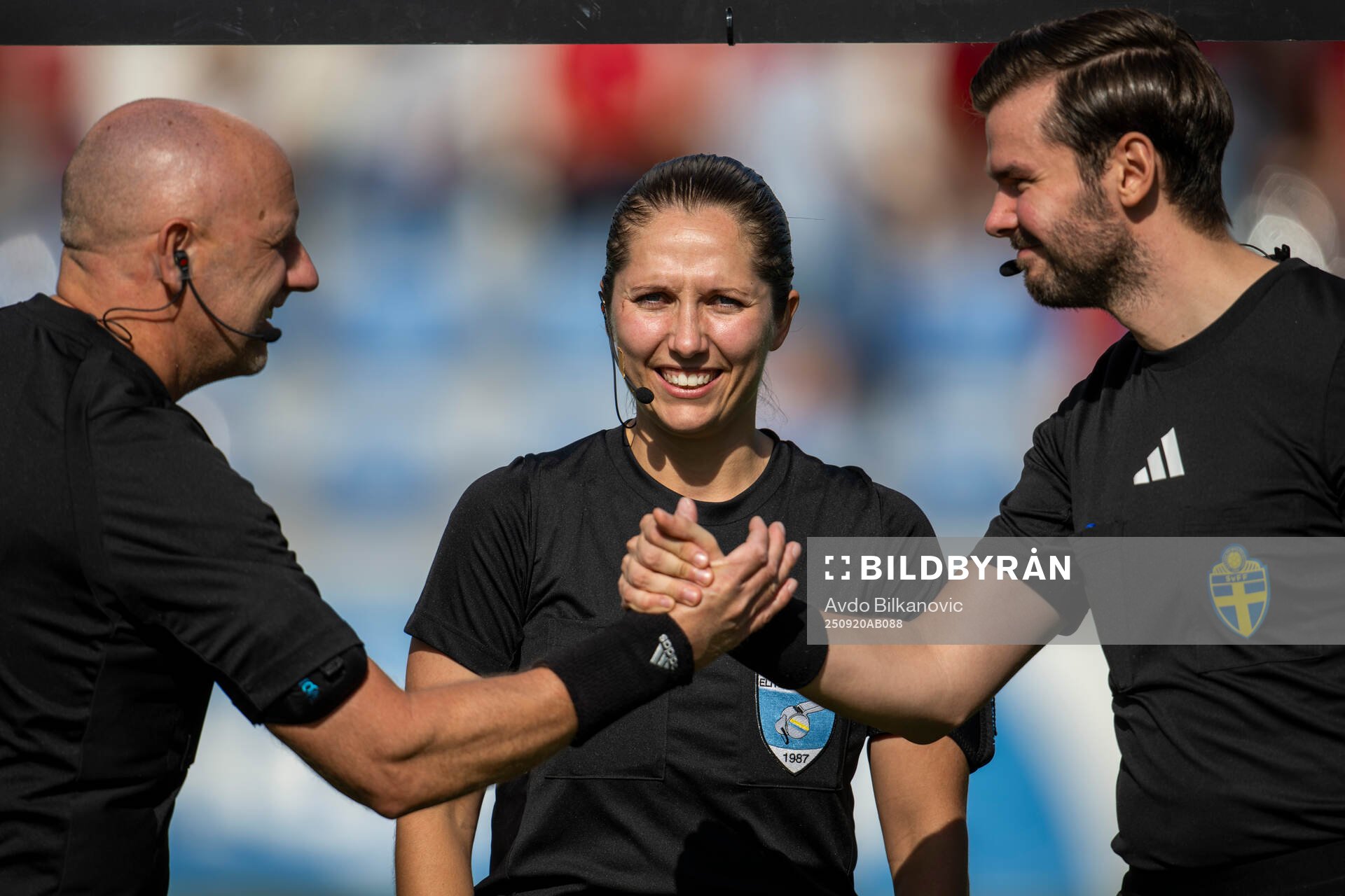 Domare Ulrica Löv med assisterande domare Bendik