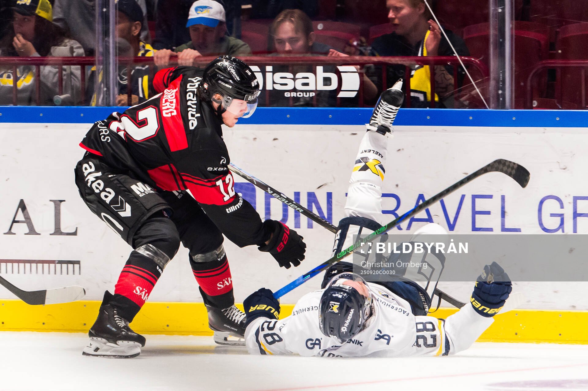 Malmö Redhawks Linus Öberg och HV71s Justin Glenn Kloos