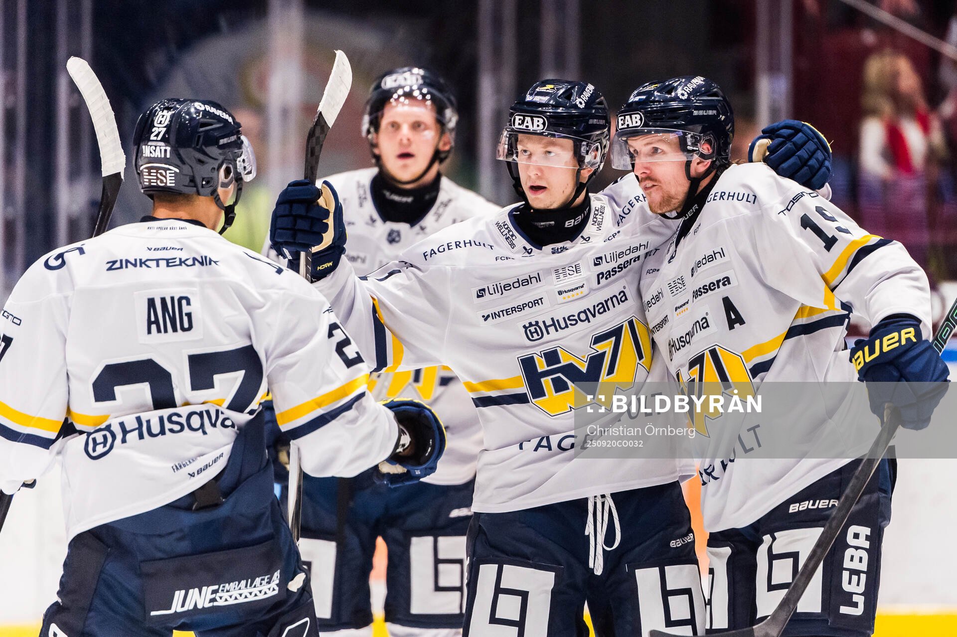 HV71s Aleksi Heponiemi jublar med lagkamrater