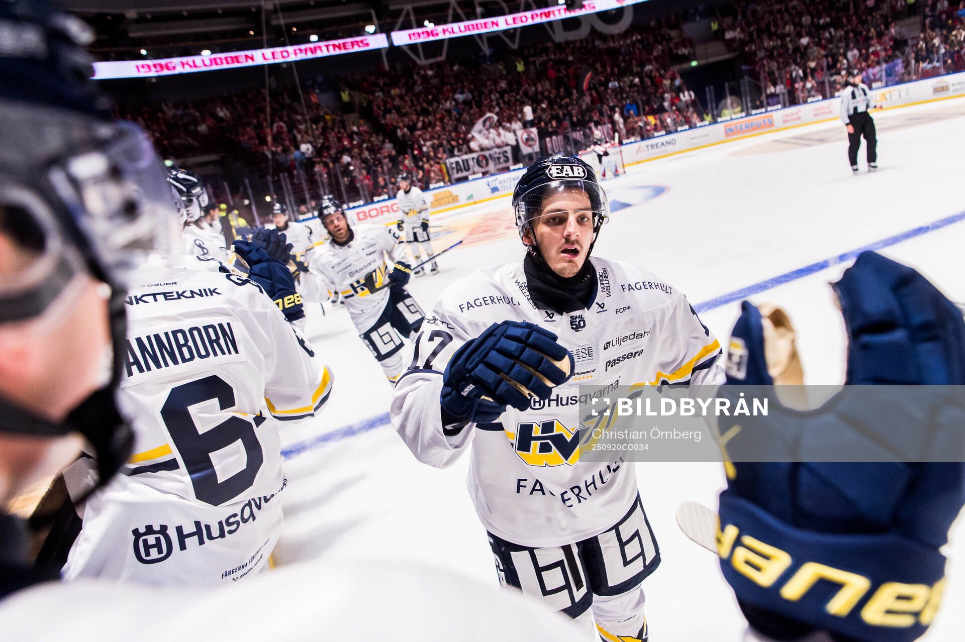 HV71s Isac Brännström jublar