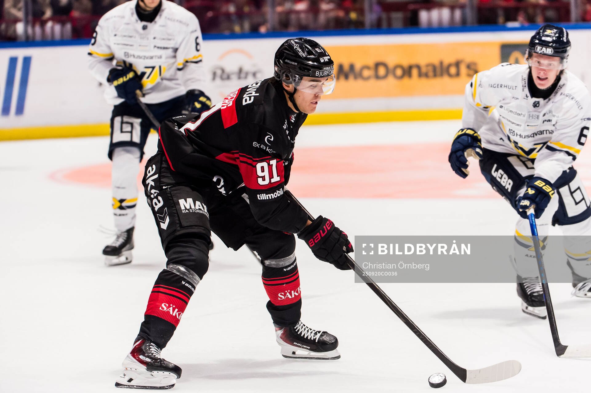 Malmö Redhawks Axel Sundberg och HV71s Karl Annborn