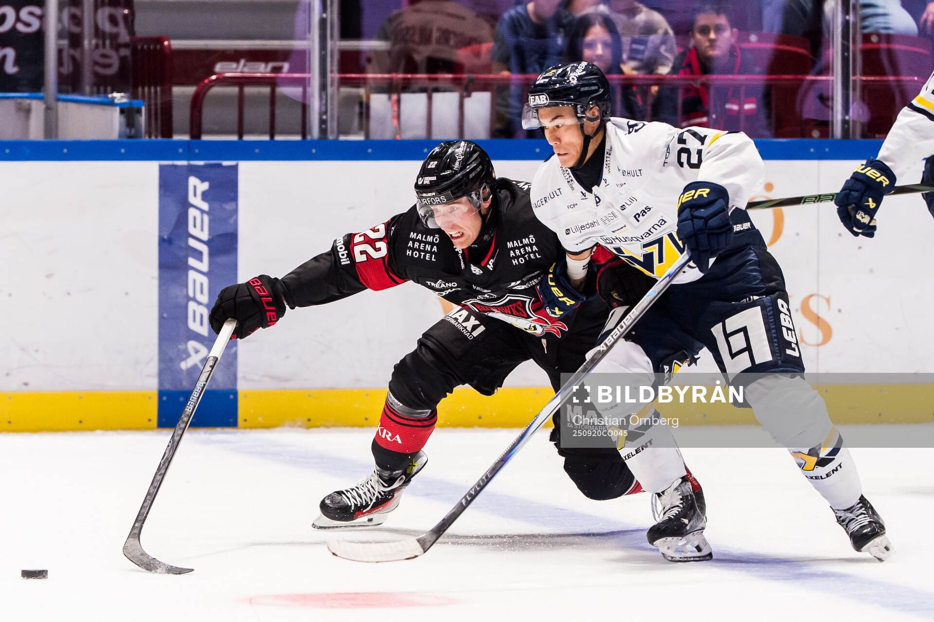 Malmö Redhawks Janne Kuokkanen och HV71s Jonathan Ang