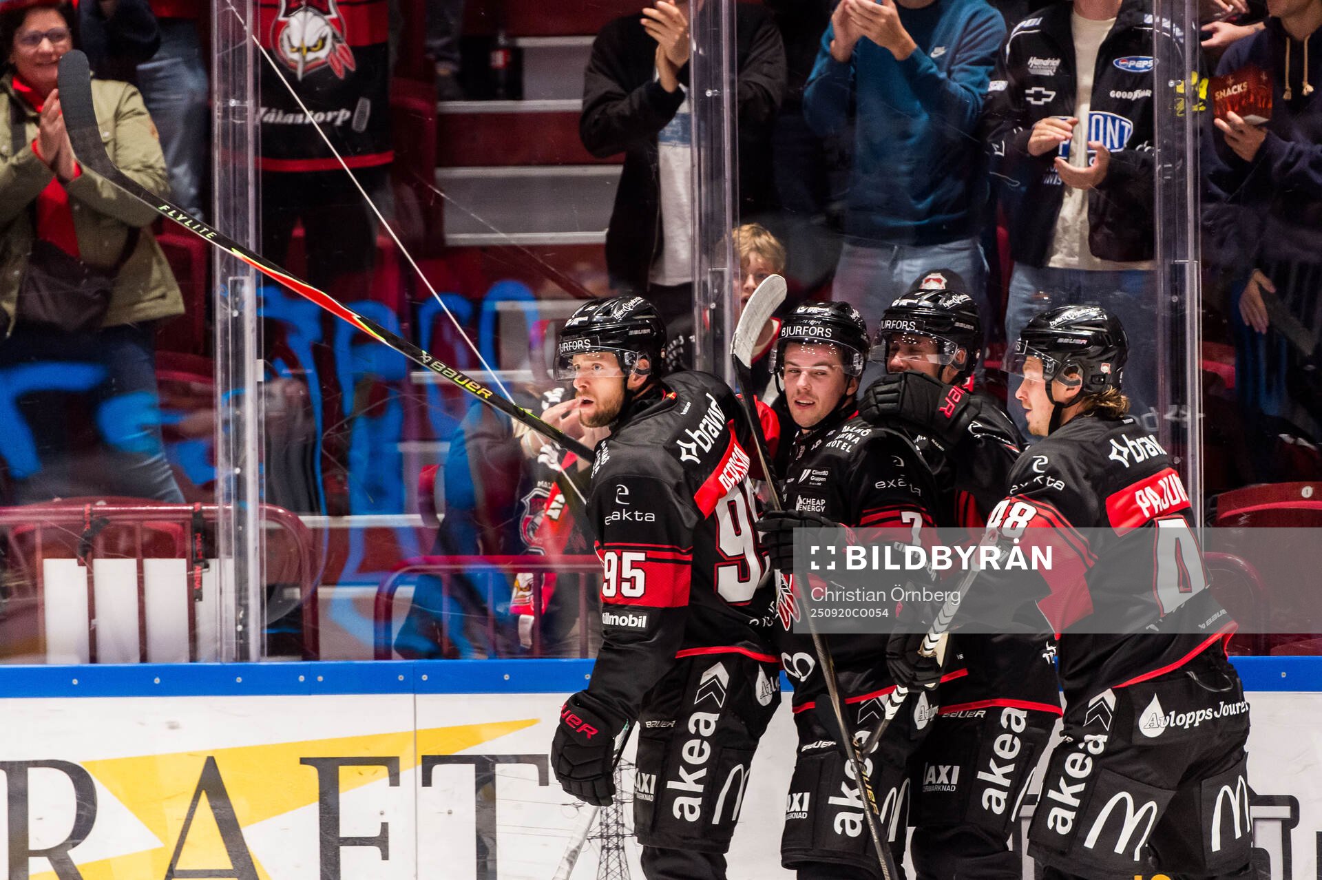 Malmö Redhawks Carl Persson jublar
